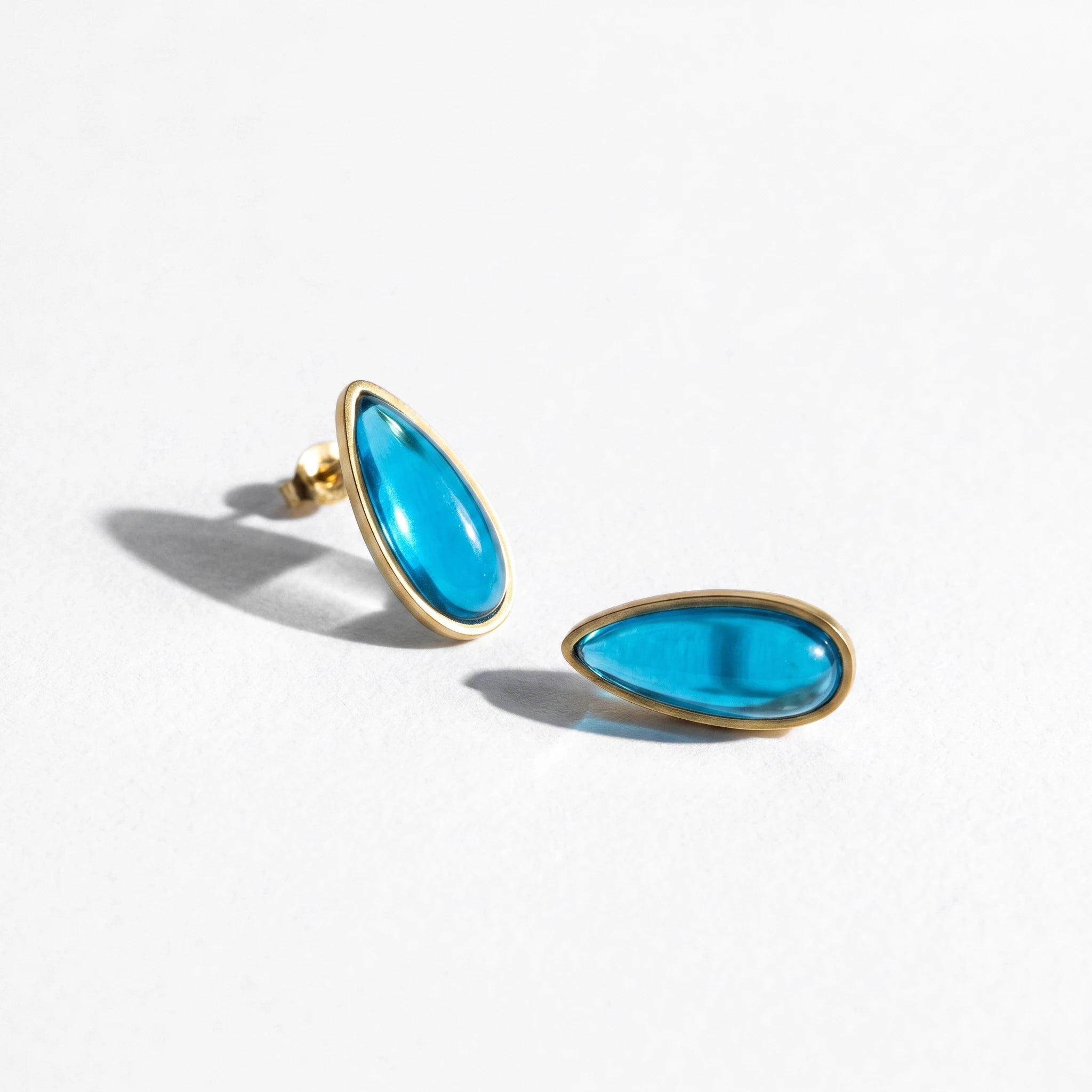 QIAOREN 13670 Bezel Set Teardrop Sky Blue Gloss Resin Stud Earrings, Smooth Cabochon Gem Polished Gold Frame Piercing Jewelry