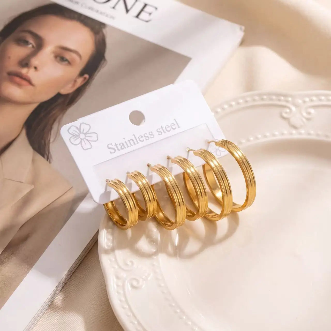 QIAOREN 14593 Gold Stainless Steel Hoop Earrings Multi Line Huggie Earrings Waterproof Hypoallergenic Fashion Jewelry for Women