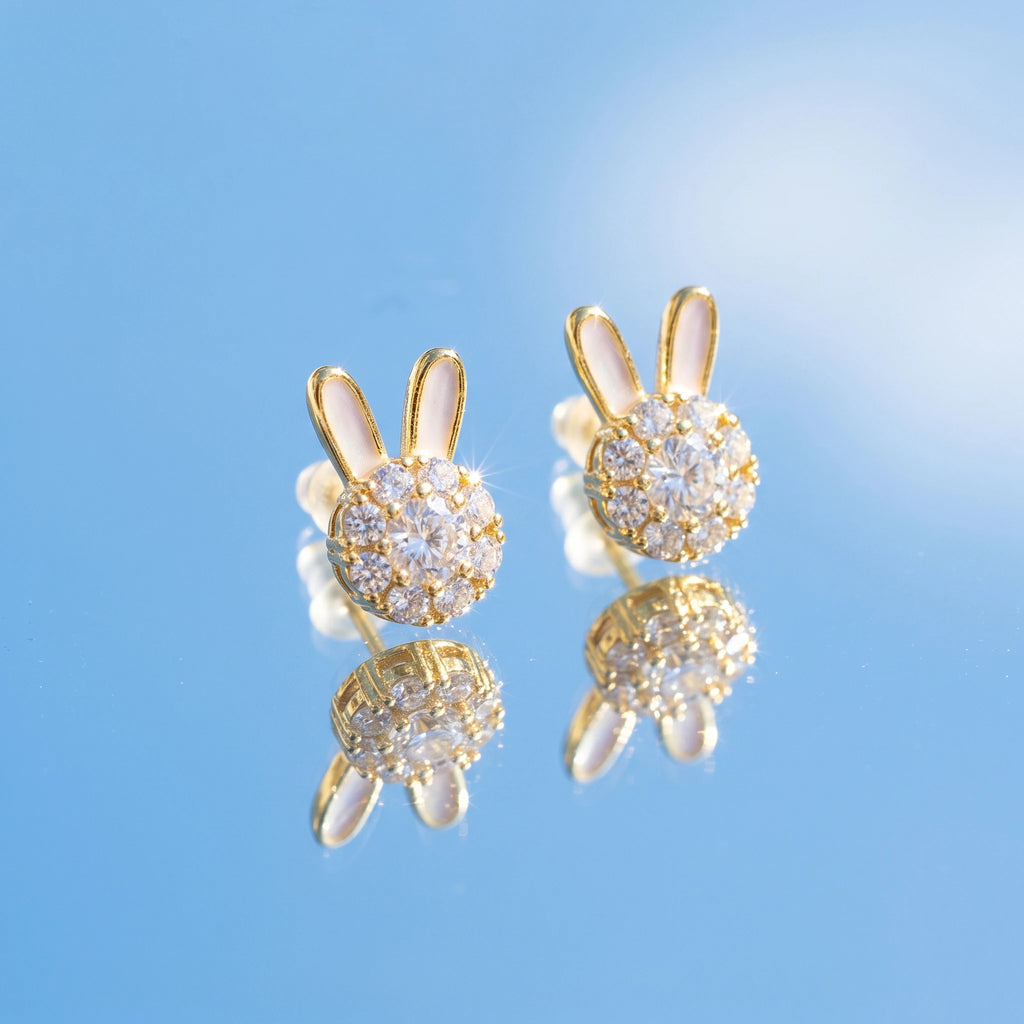 QIAOREN 14010 Matte Gold Five Petal Flower Stud Earrings with Central Round Pearl Inlay, Floral Pearl Ear Stud Jewelry Gift