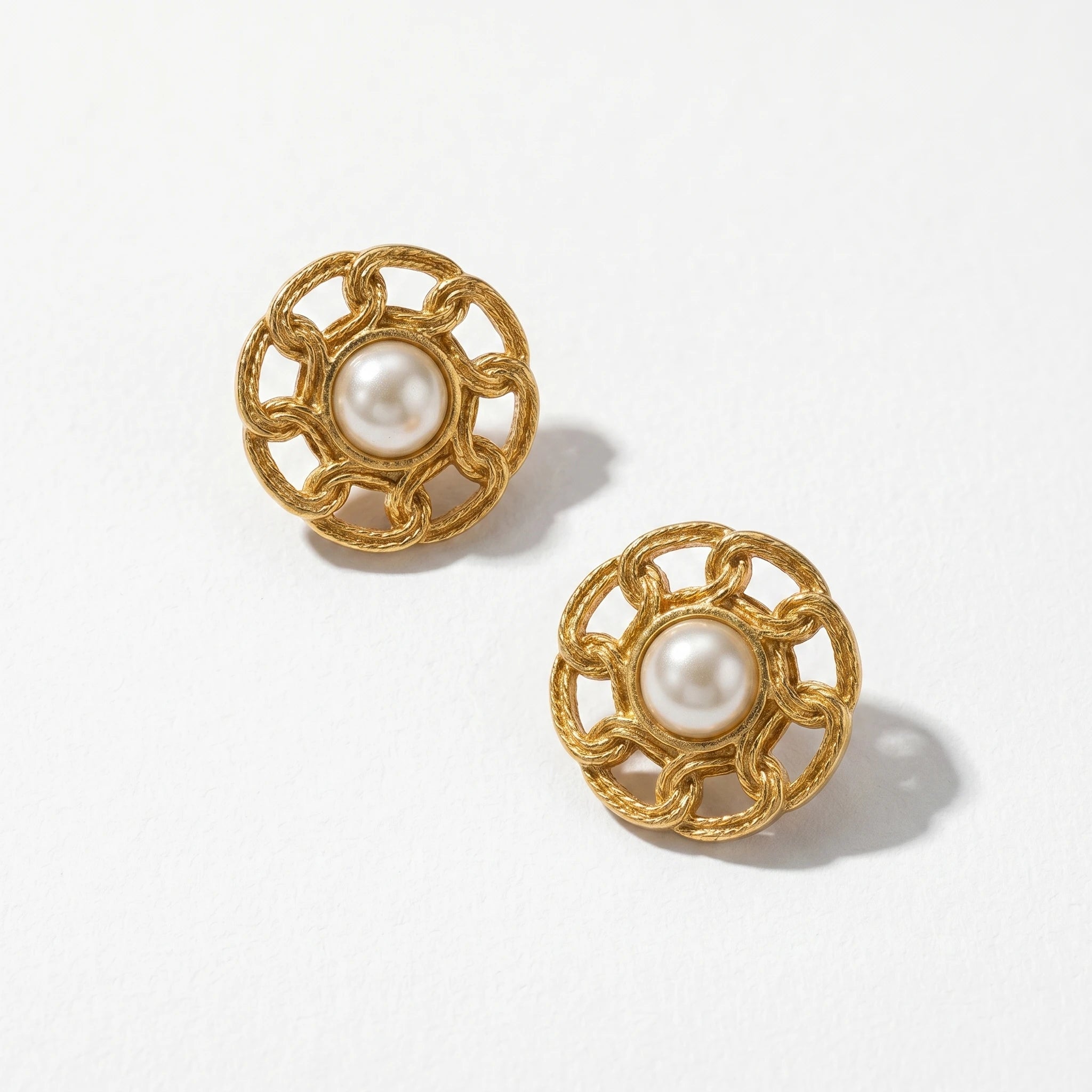 QIAOREN 12264 Trendy French Vintage Pearl Stud Earrings Gold Stainless Steel Interlocking Curb Chain Link Openwork Jewelry Women