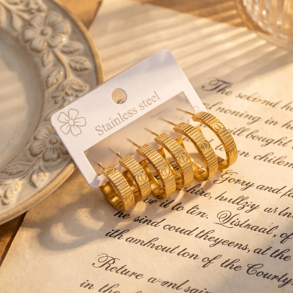 QIAOREN14601Gold Stainless Steel Hoop Earrings Ribbed Design Huggie Earrings Waterproof Hypoallergenic Fashion Jewelry for Women