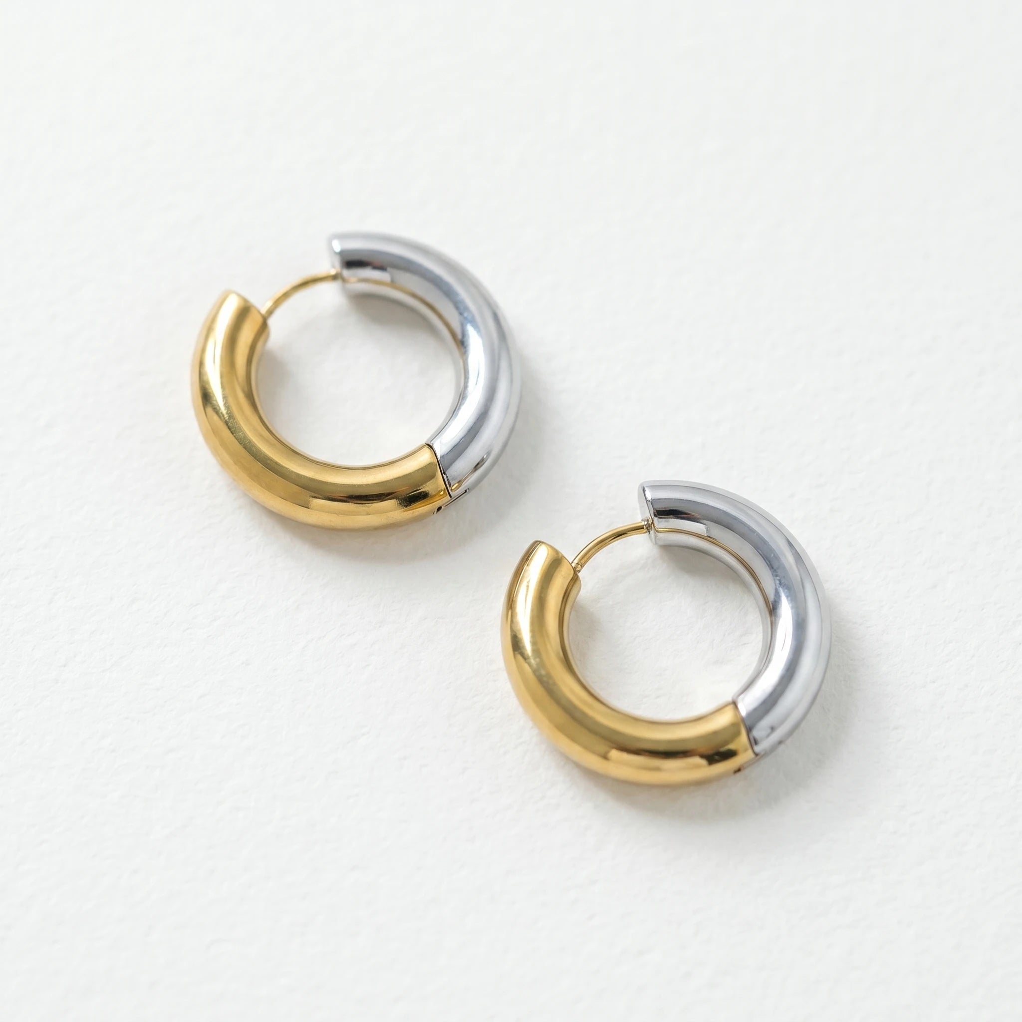 QIAOREN 12404 Elegant Quiet Luxury Two-Tone Gold Silver Hoops Stainless Steel Sleek Split Bi-Color Chunky Statement Earrings