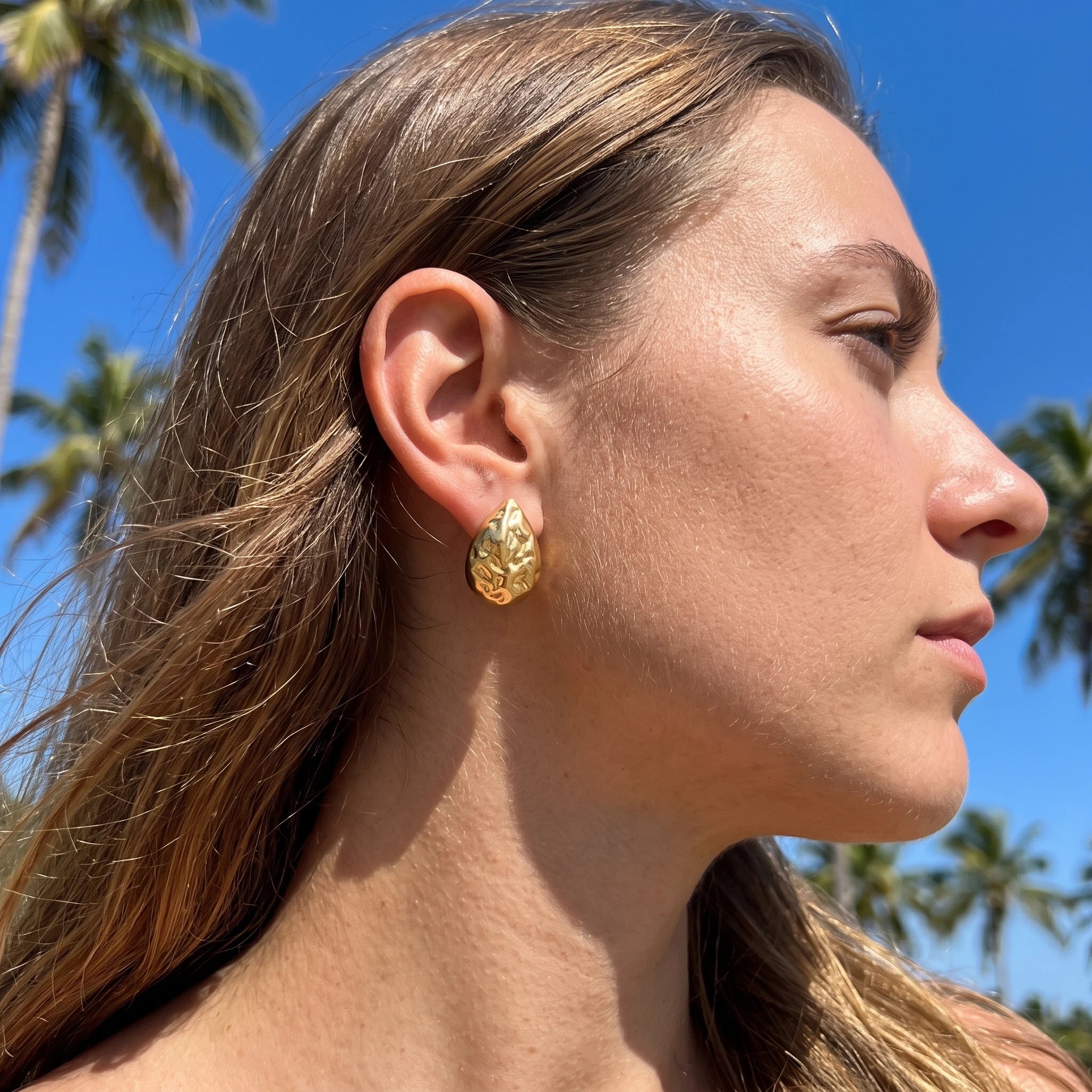 QIAOREN 14019 Polished Gold Hammered Textured Teardrop Stud Earrings, Irregular Crinkle Surface Water Drop Ear Stud Jewelry Gift