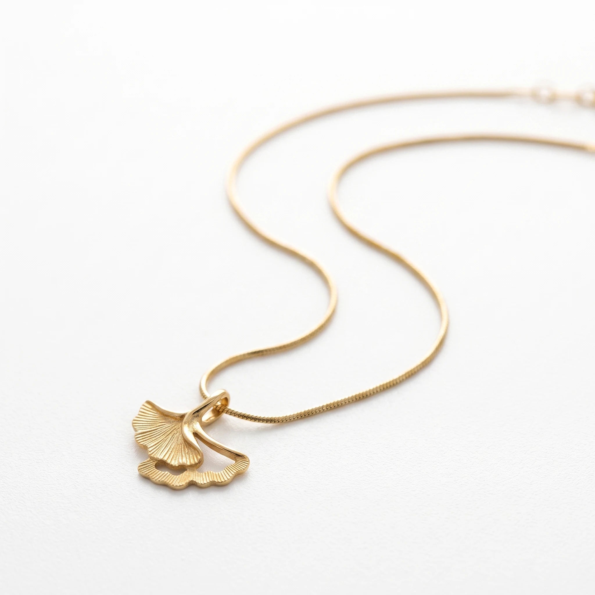 QIAOREN 13714 Snake Chain Pendant Necklace with Matte Hollow Double Ginkgo Leaf Charms, Textured Vintage Gold Collar Jewelry