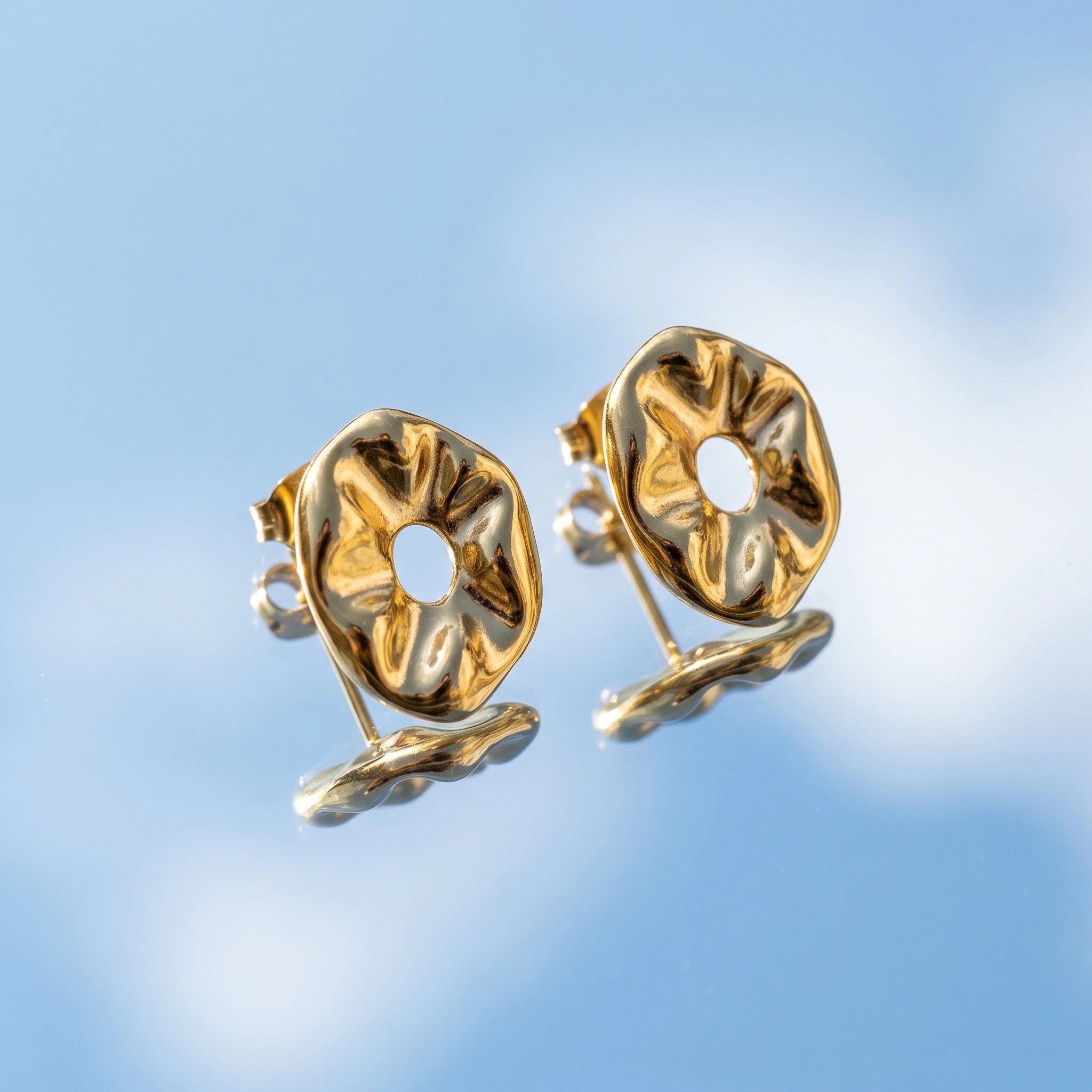 QIAOREN 14029 Polished Gold Irregular Wavy Hollow Circle Stud Earrings, Crinkled Abstract Donut Shape Ear Stud Jewelry Gift