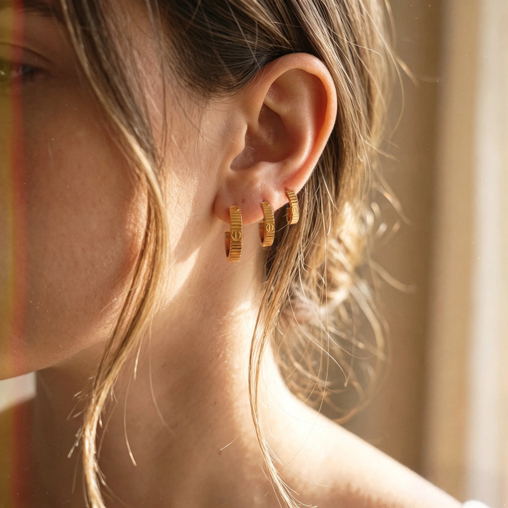 QIAOREN14601Gold Stainless Steel Hoop Earrings Ribbed Design Huggie Earrings Waterproof Hypoallergenic Fashion Jewelry for Women