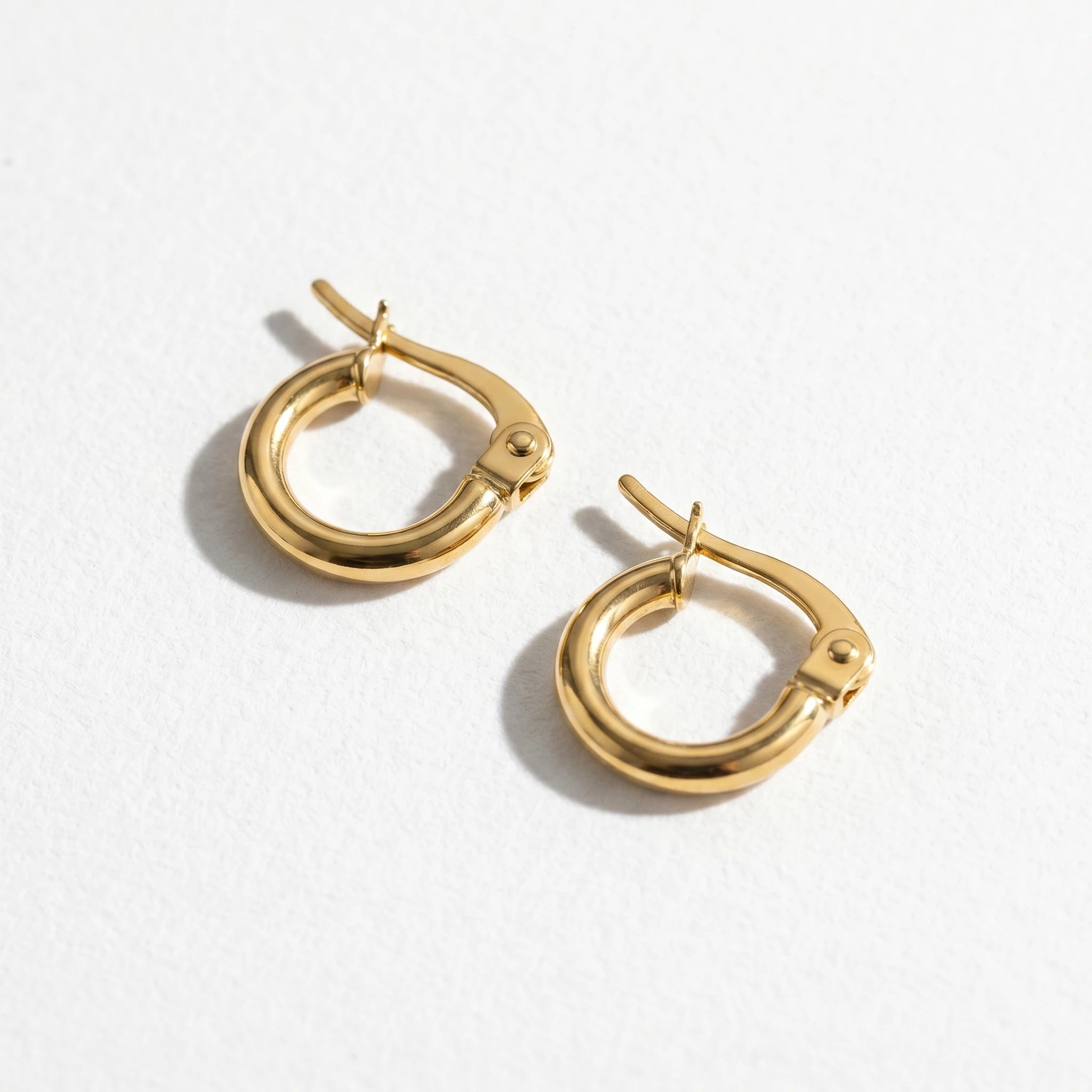 QIAOREN12538 18K Gold Plated Stainless Steel Huggie Hoop Earrings Hypoallergenic Waterproof Small Circle Click Clasp Ear Jewelry