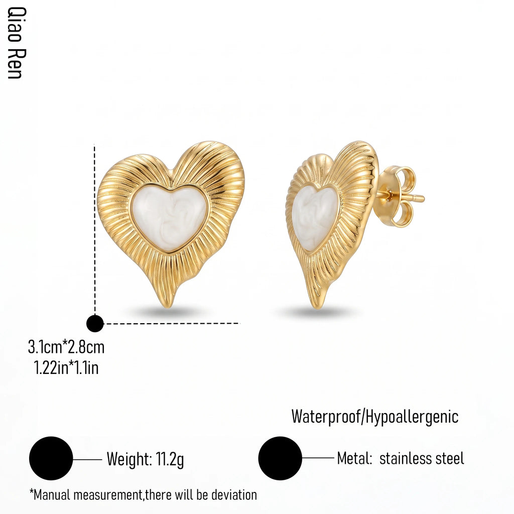 QIAOREN 14076-77 Fluted Heart Shell Stud Earrings, White Enamel Inset Heart Ear Stud Jewelry Gift for Daily Fashion Outfits