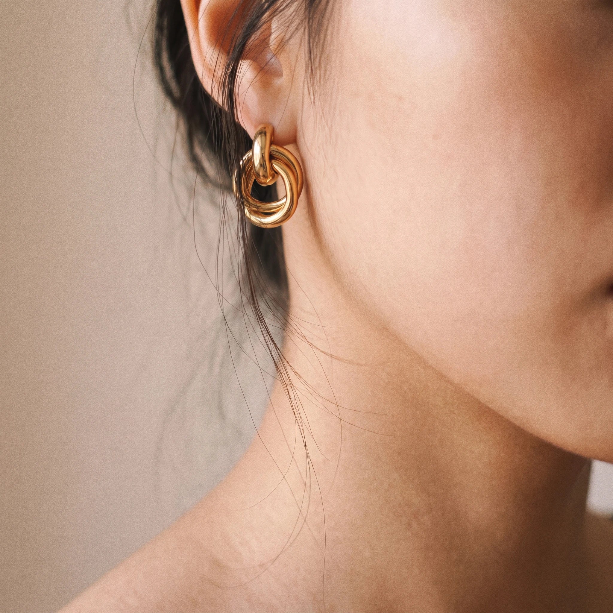 QIAOREN 14536 Interlocking Knot Hoop Stud Earrings, Polished Gold Geometric Metal Earrings Hypoallergenic Jewelry Gift