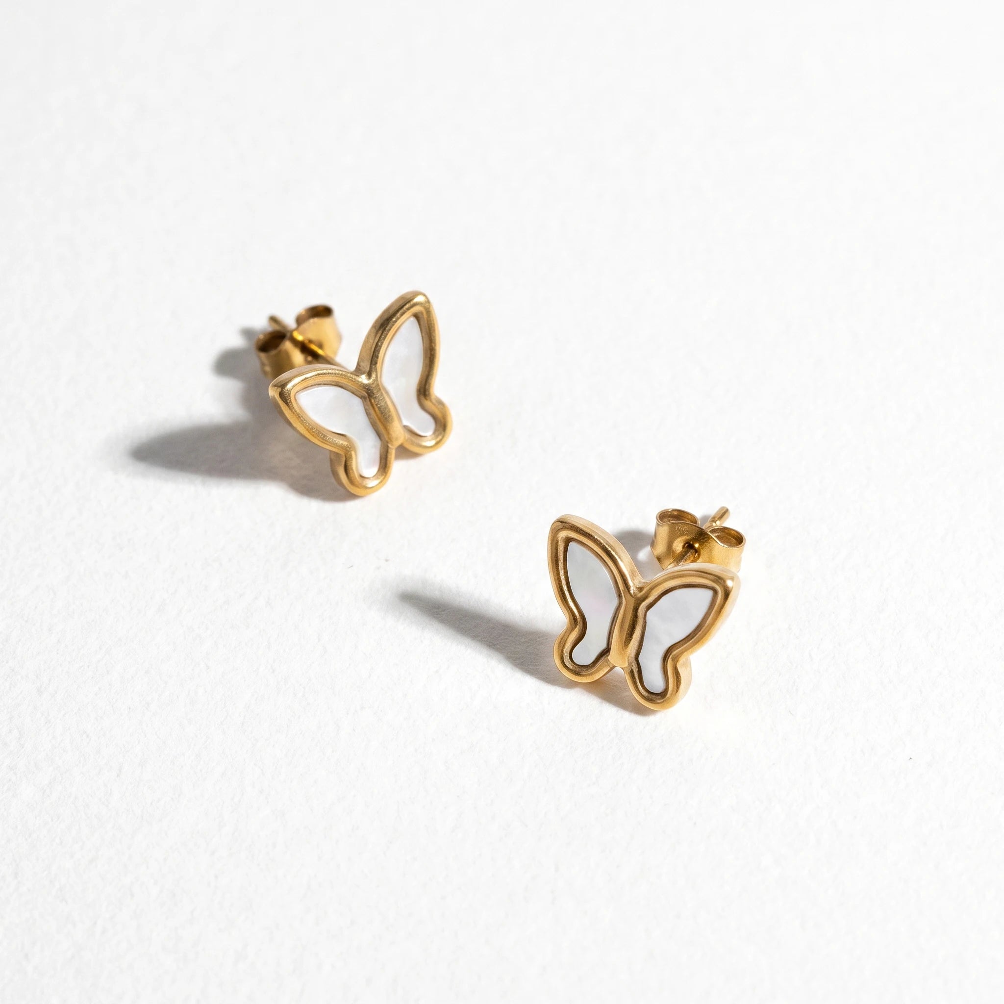 QIAOREN 13446 Gold Tone Natural White MOP Butterfly Stud Earrings Minimal Smooth Frame Shell Inlay Ear Jewelry Gift
