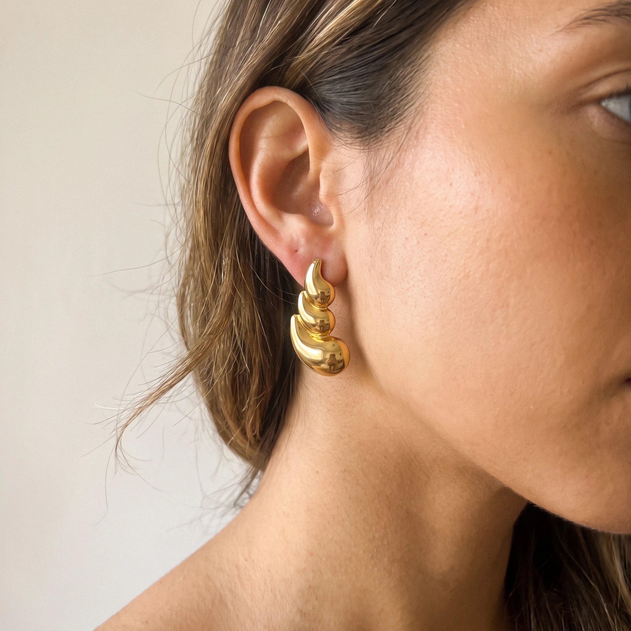 QIAOREN 14553 Stacked Fluid Curved Chunky Stud Earrings, Polished Sculptural Gold Stud Earrings, Statement Jewelry Gift