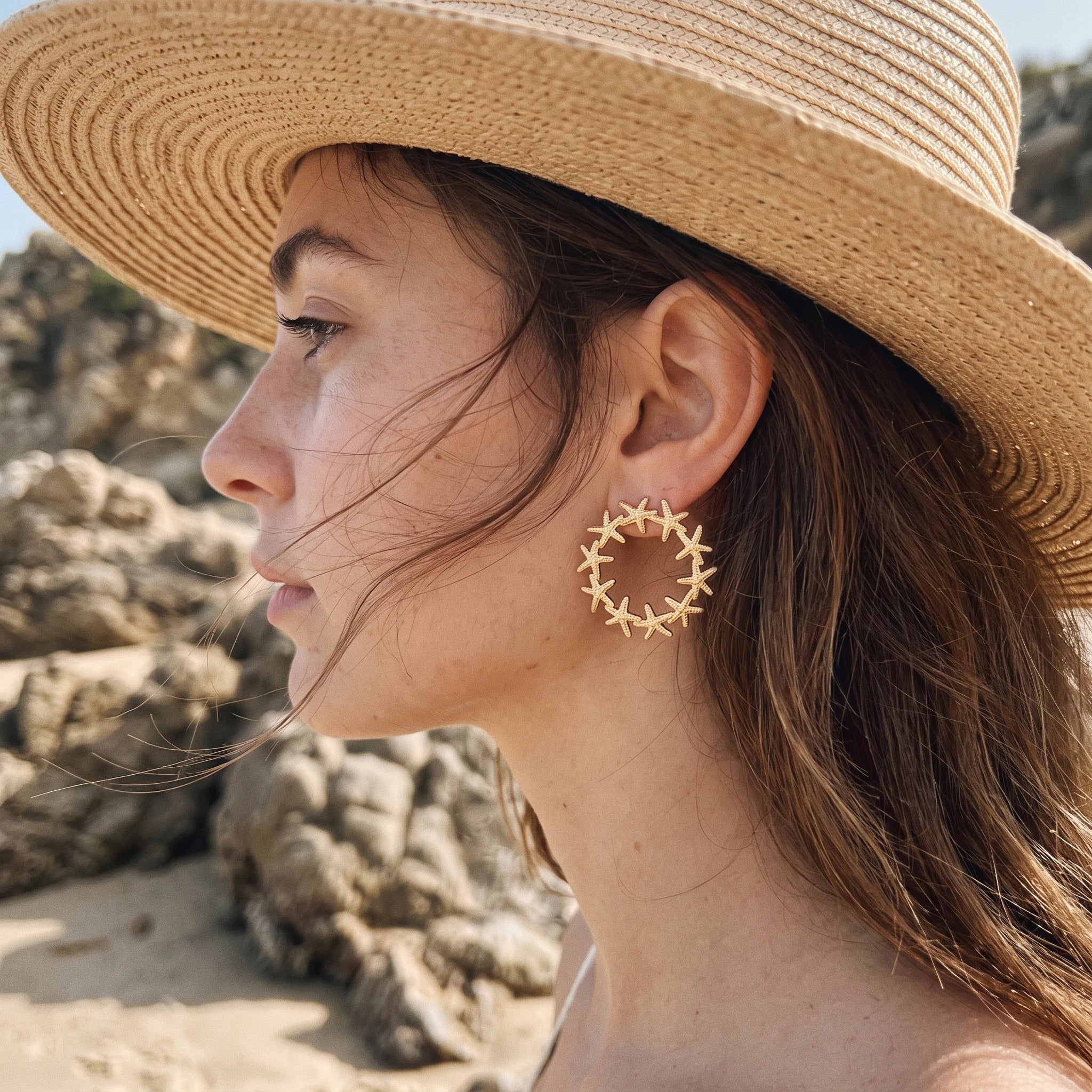 QIAOREN 14063 Starfish Wreath Circle Stud Earrings, Hollow Round Starfish Ring Ear Stud Jewelry Gift for Daily Fashion Outfits