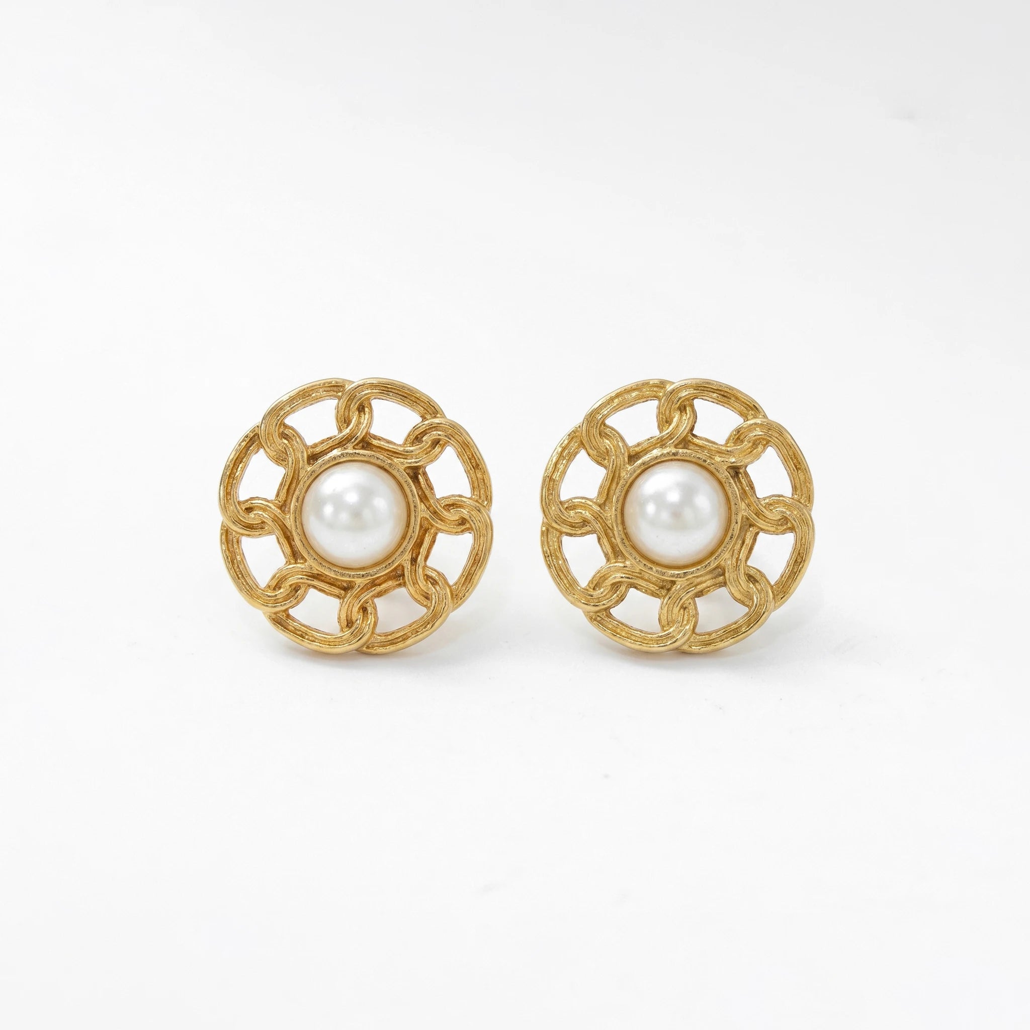 QIAOREN 12264 Trendy French Vintage Pearl Stud Earrings Gold Stainless Steel Interlocking Curb Chain Link Openwork Jewelry Women