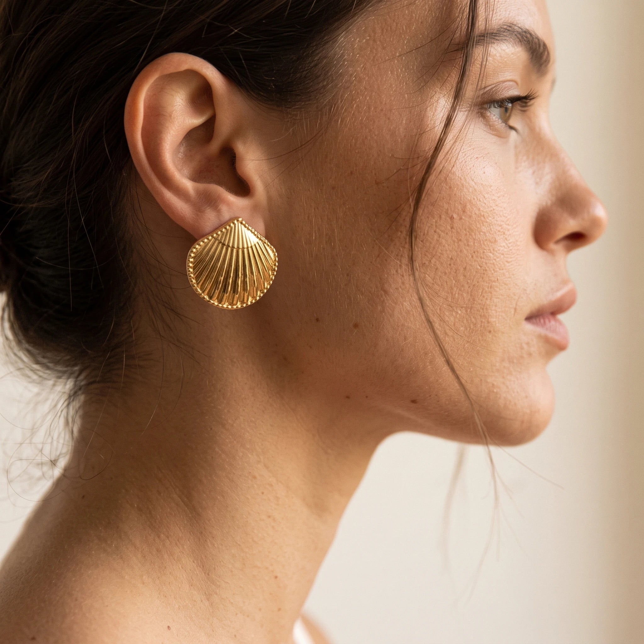 QIAOREN 14059 Polished Gold Scallop Shell Stud Earrings, Vertical Fluted Seashell With Beaded Border Ear Stud Jewelry Gift