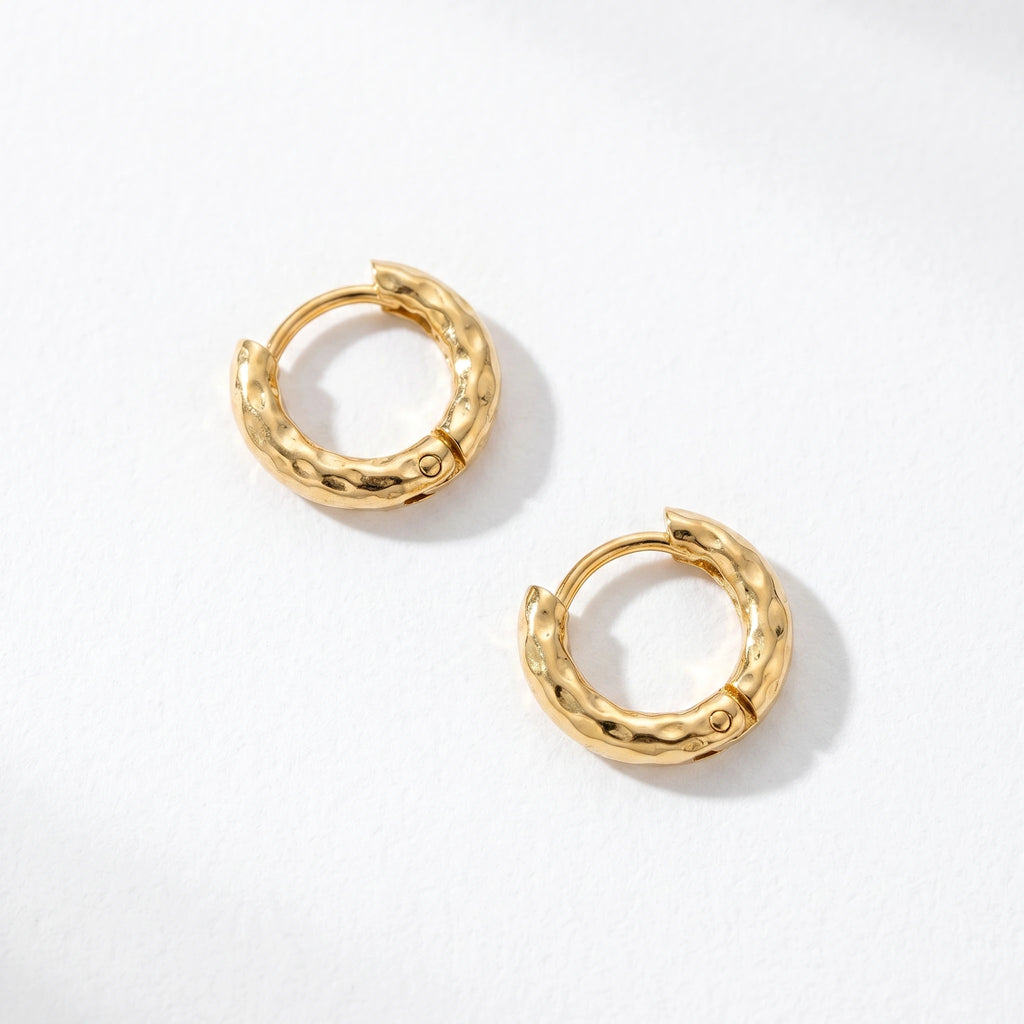 QIAOREN 12504  Elegant Quiet Luxury Molten Gold Huggie Earrings Stainless Steel Small Textured Statement Hoops EU