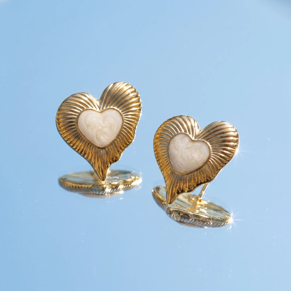 QIAOREN 14076-77 Fluted Heart Shell Stud Earrings, White Enamel Inset Heart Ear Stud Jewelry Gift for Daily Fashion Outfits