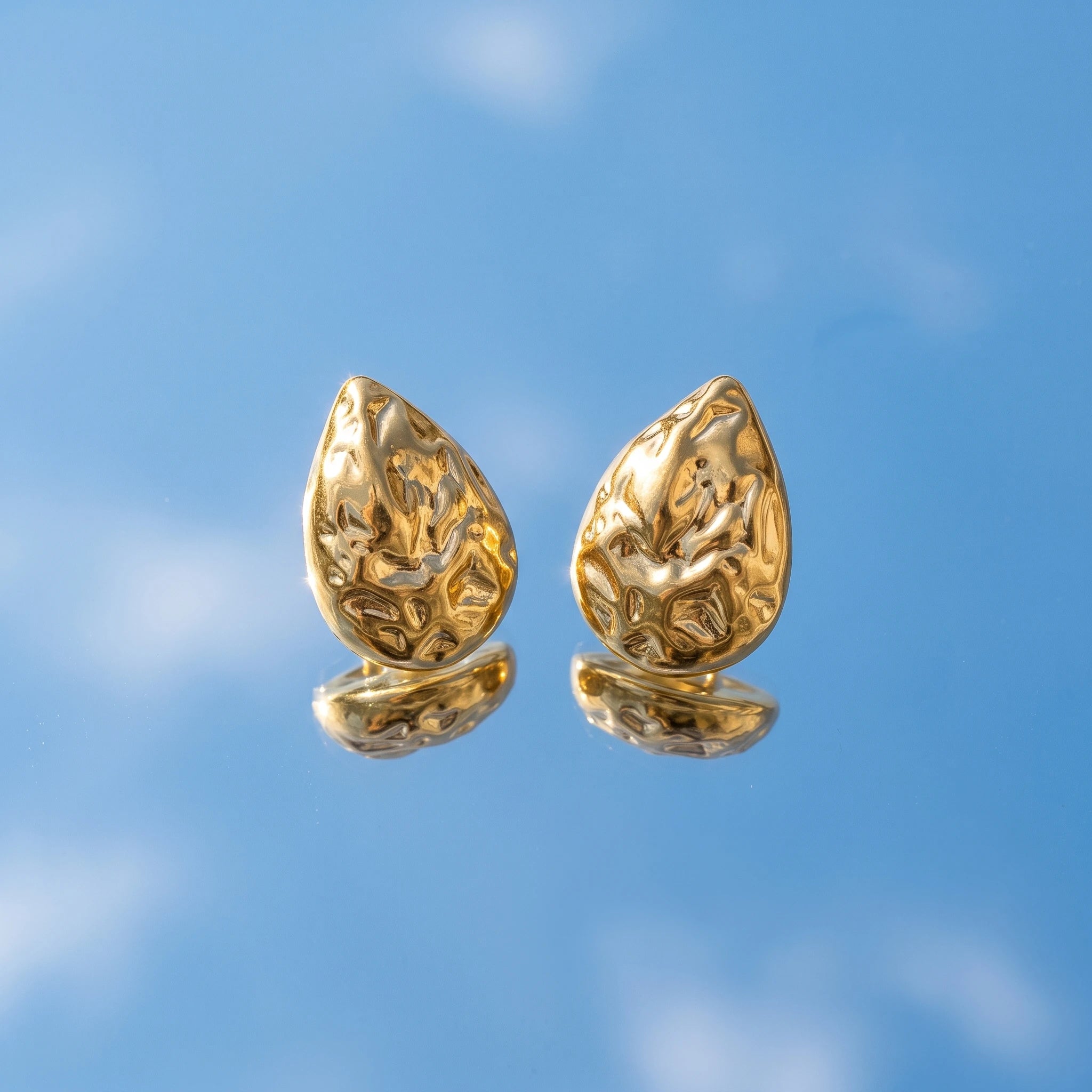 QIAOREN 14019 Polished Gold Hammered Textured Teardrop Stud Earrings, Irregular Crinkle Surface Water Drop Ear Stud Jewelry Gift