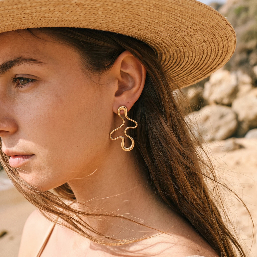 QIAOREN 14061 Polished Gold Abstract Wavy Open Stud Earrings, Irregular Fluid Squiggle Line Hollow Shape Ear Stud Jewelry Gift