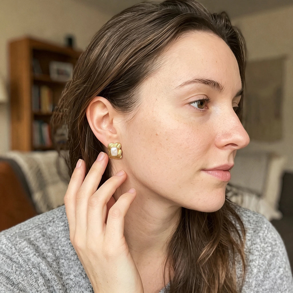 QIAOREN 14091-93 Stainless Steel Textured Stud Earrings Vintage Gold Red Enamel Waterproof Hypoallergenic Jewelry OEM ODM