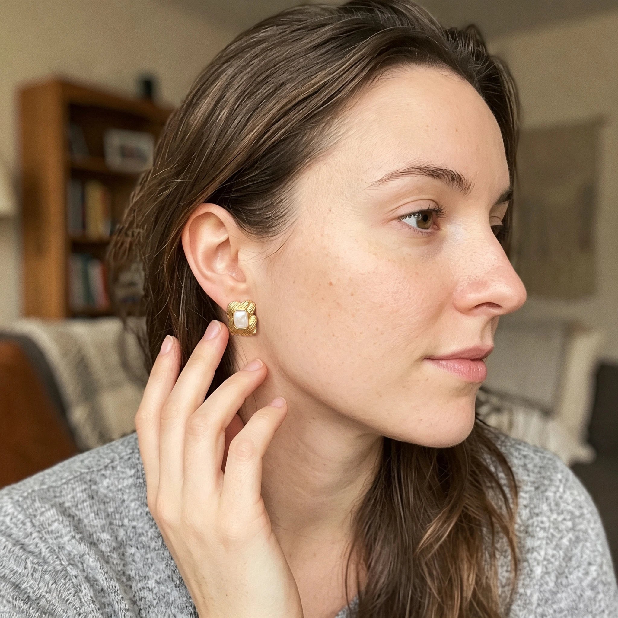 QIAOREN 14091-93 Stainless Steel Textured Stud Earrings Vintage Gold Red Enamel Waterproof Hypoallergenic Jewelry OEM ODM