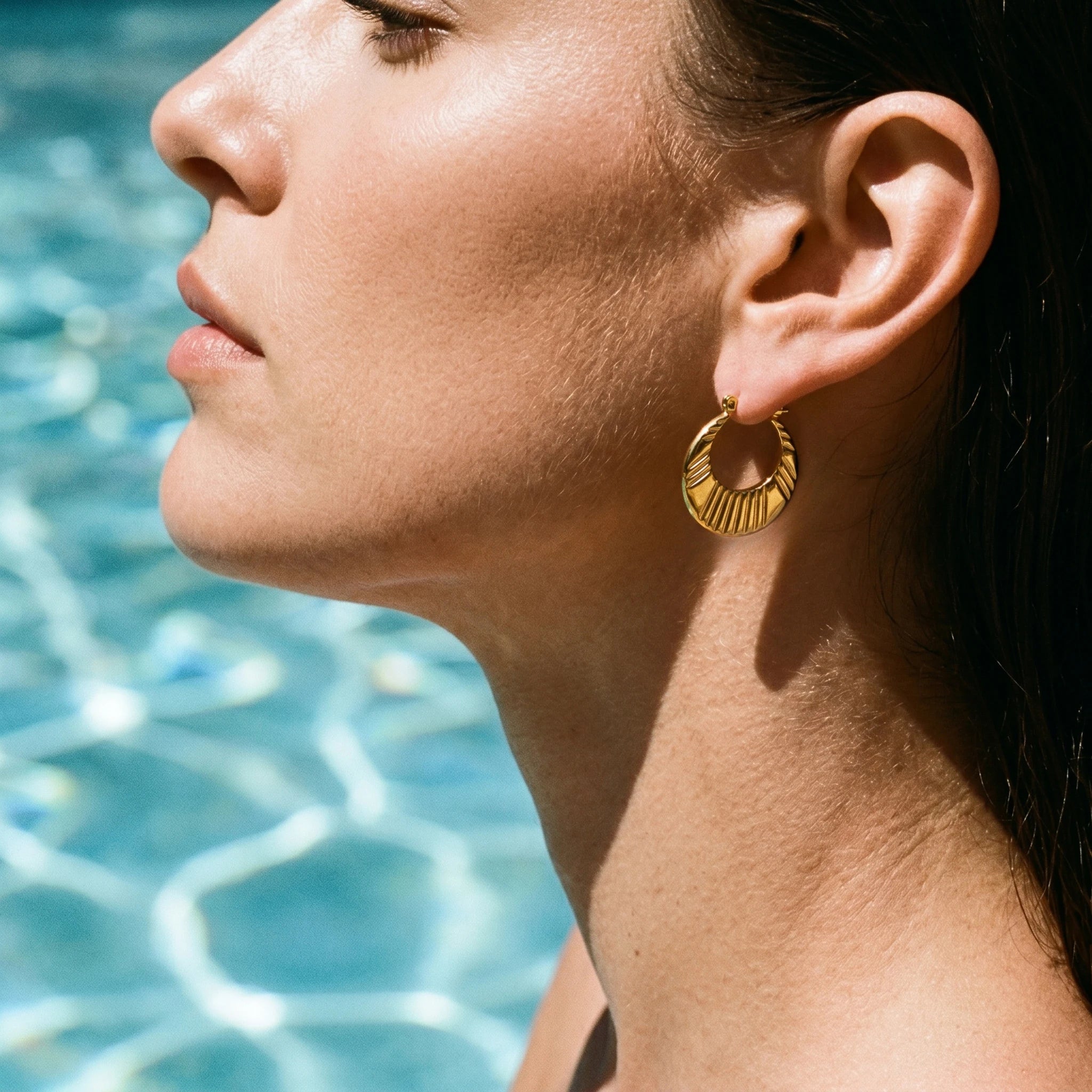 QIAOREN 12536 Elegant Quiet Luxury French Retro Ribbed Hoops Gold Stainless Steel Large Puffy Crescent Jewelry EU