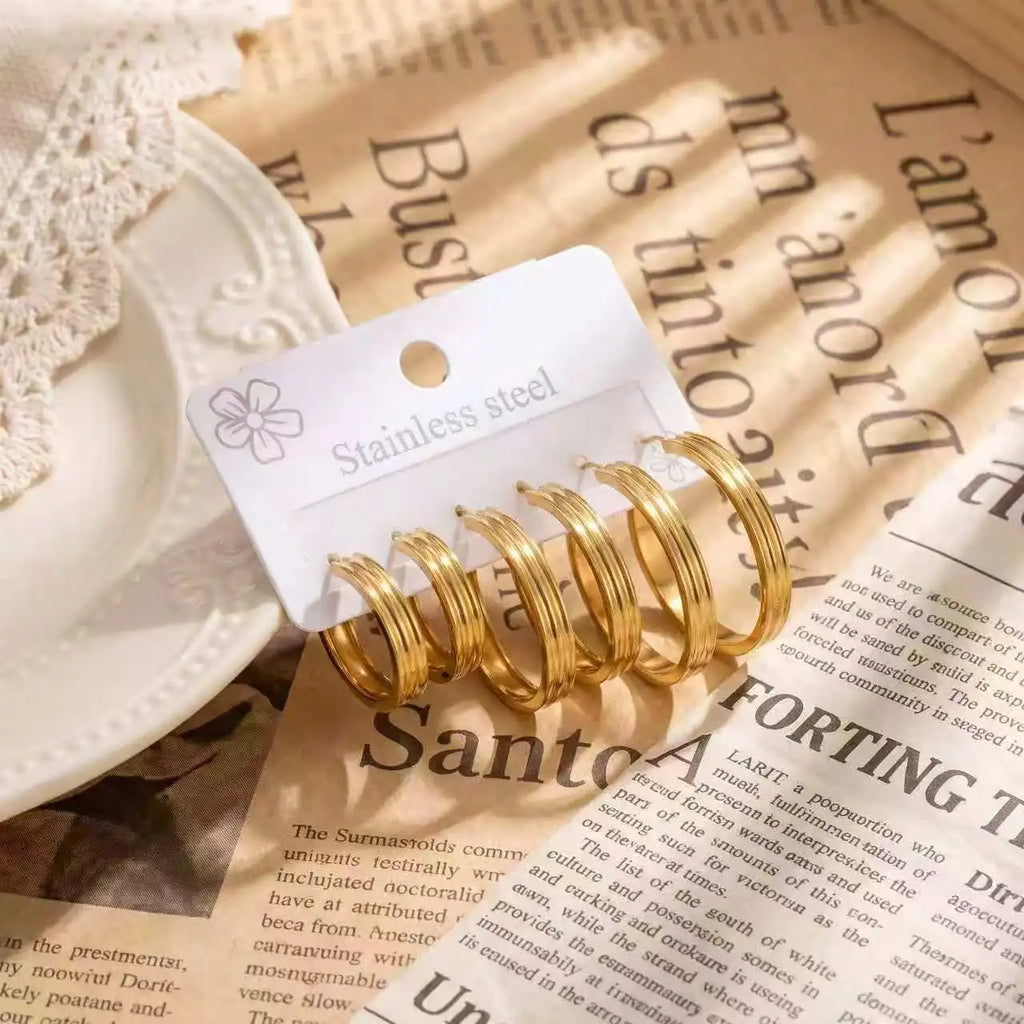 QIAOREN 14593 Gold Stainless Steel Hoop Earrings Multi Line Huggie Earrings Waterproof Hypoallergenic Fashion Jewelry for Women