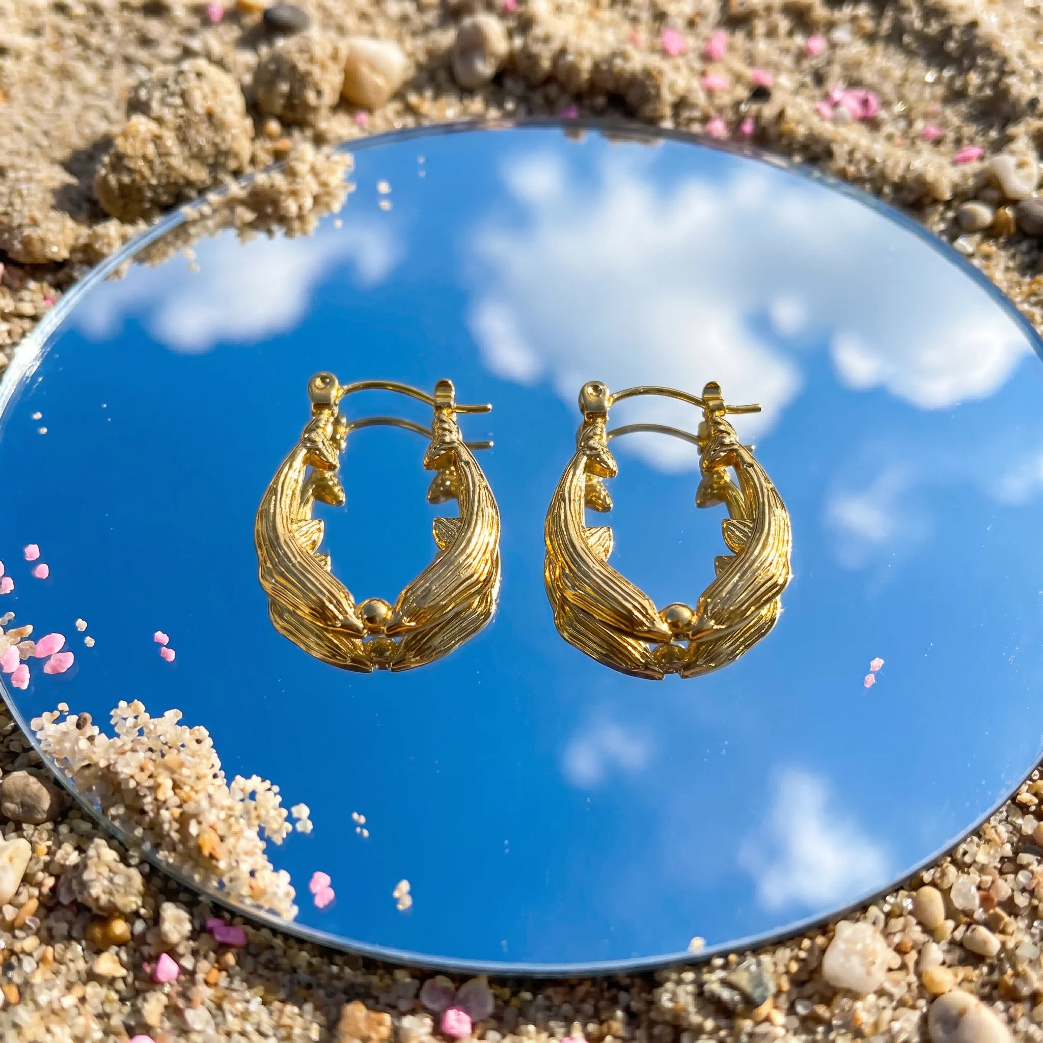 QIAOREN 14599 Gold Stainless Steel Hoop Earrings Wave Design Huggie Earrings Waterproof Hypoallergenic Fashion Jewelry for Women