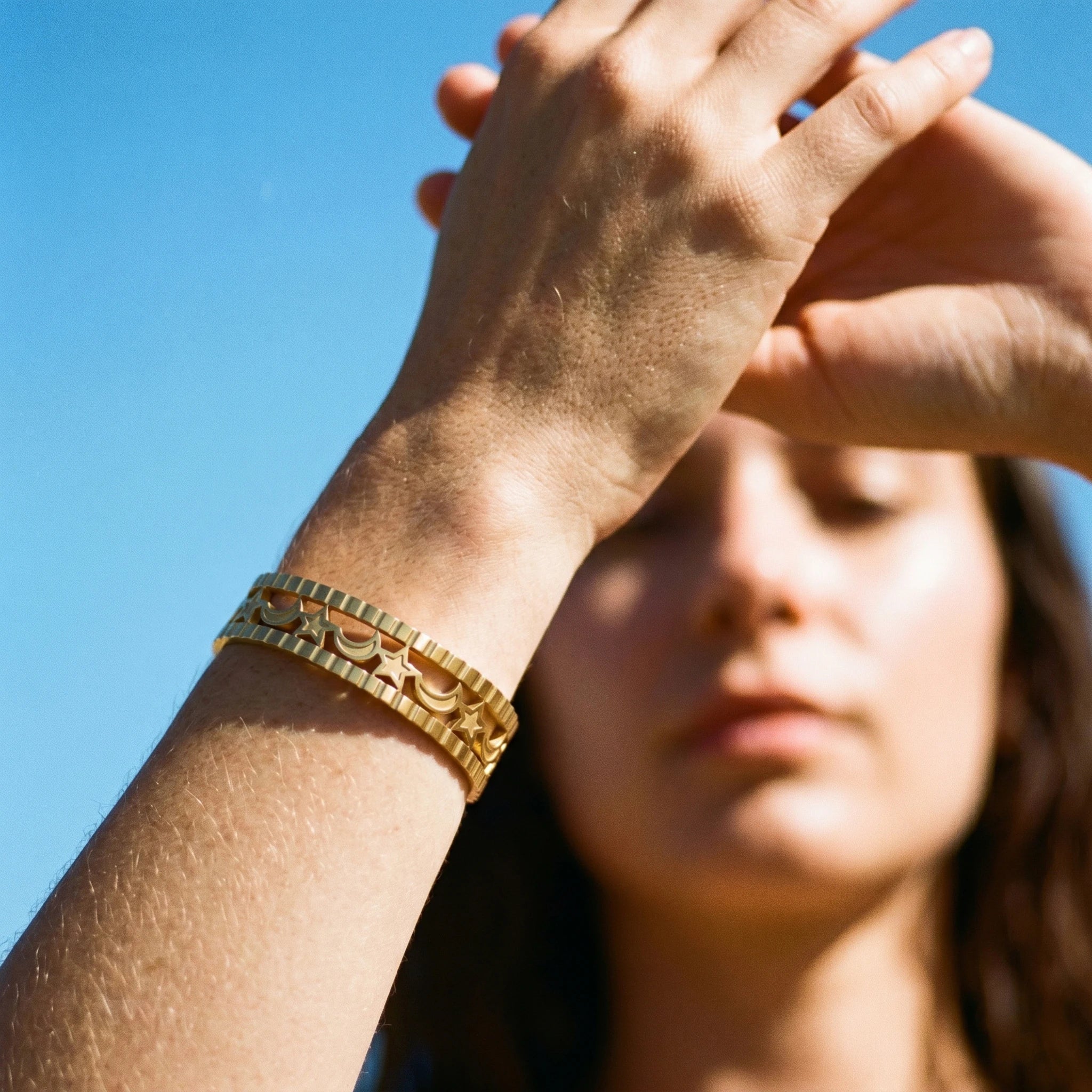 QIAOREN 11888 18K Gold Plated Stainless Steel Anti-Tarnish Hollow Star Moon Open Cuff Bracelet Wide Edge Textured Bangle