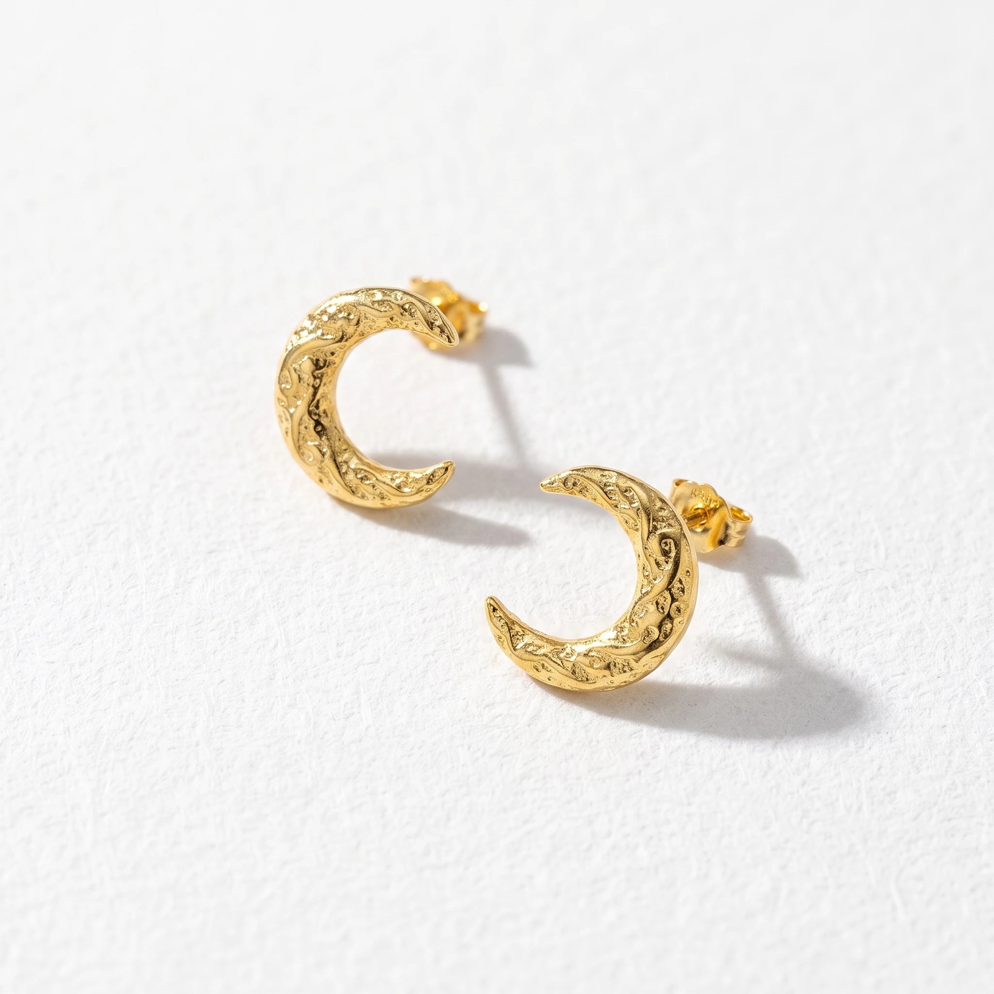 QIAOREN 13243 18K Gold Plated 316L Stainless Steel Mini Moon Earrings Cute Polished Spot Moon Earring