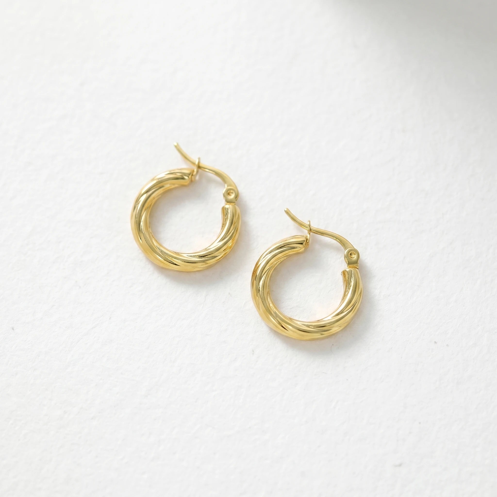 QIAOREN 12387 Twisted Texture Gold Huggie Hoop Earrings Waterproof Stainless Steel 18K PVD Plated Minimalist Daily Jewelry