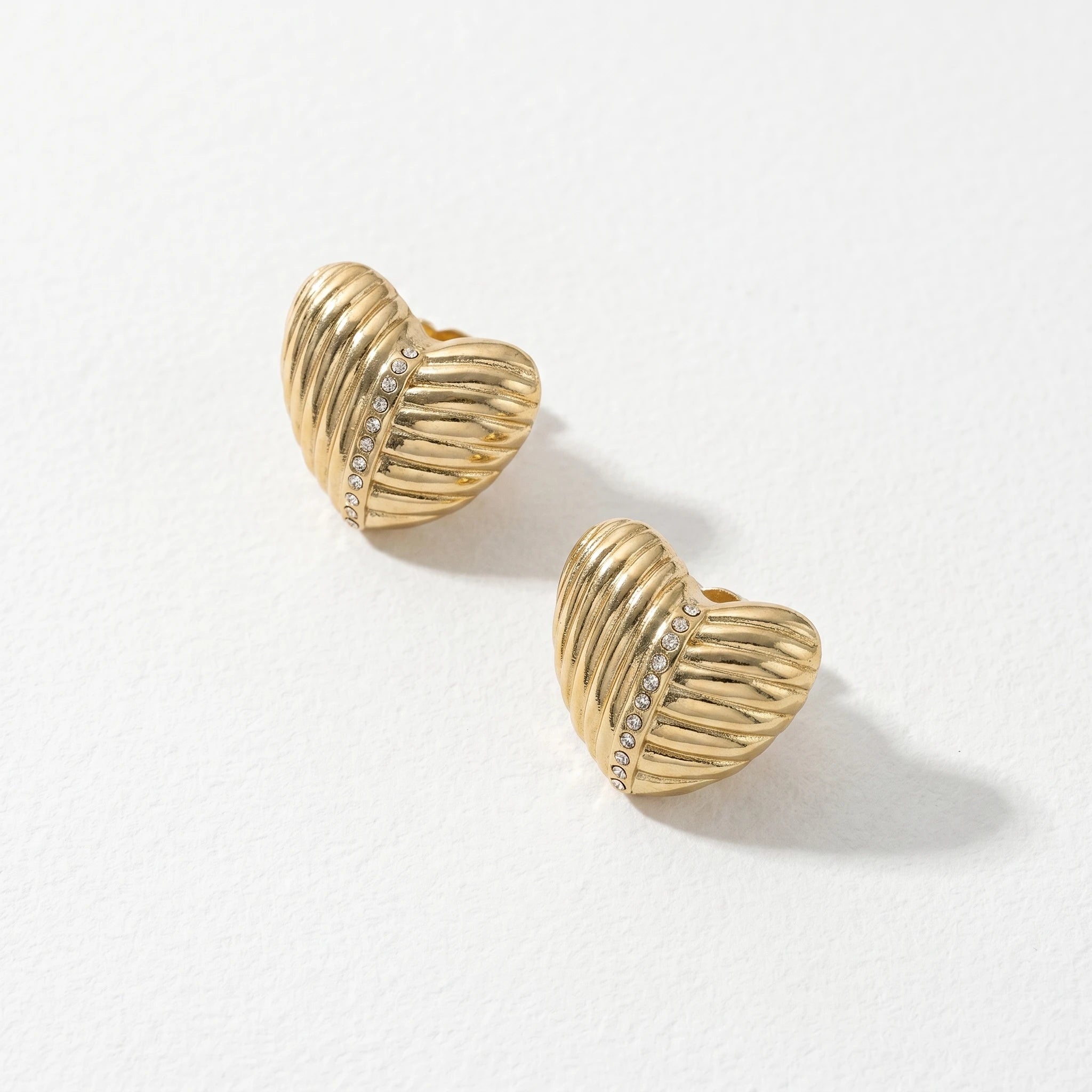 QIAOREN 12206 18K Gold Plated Striped Heart Stud Earrings Inlaid Zircon Stainless Steel Textured Love Ear Jewelry for Women
