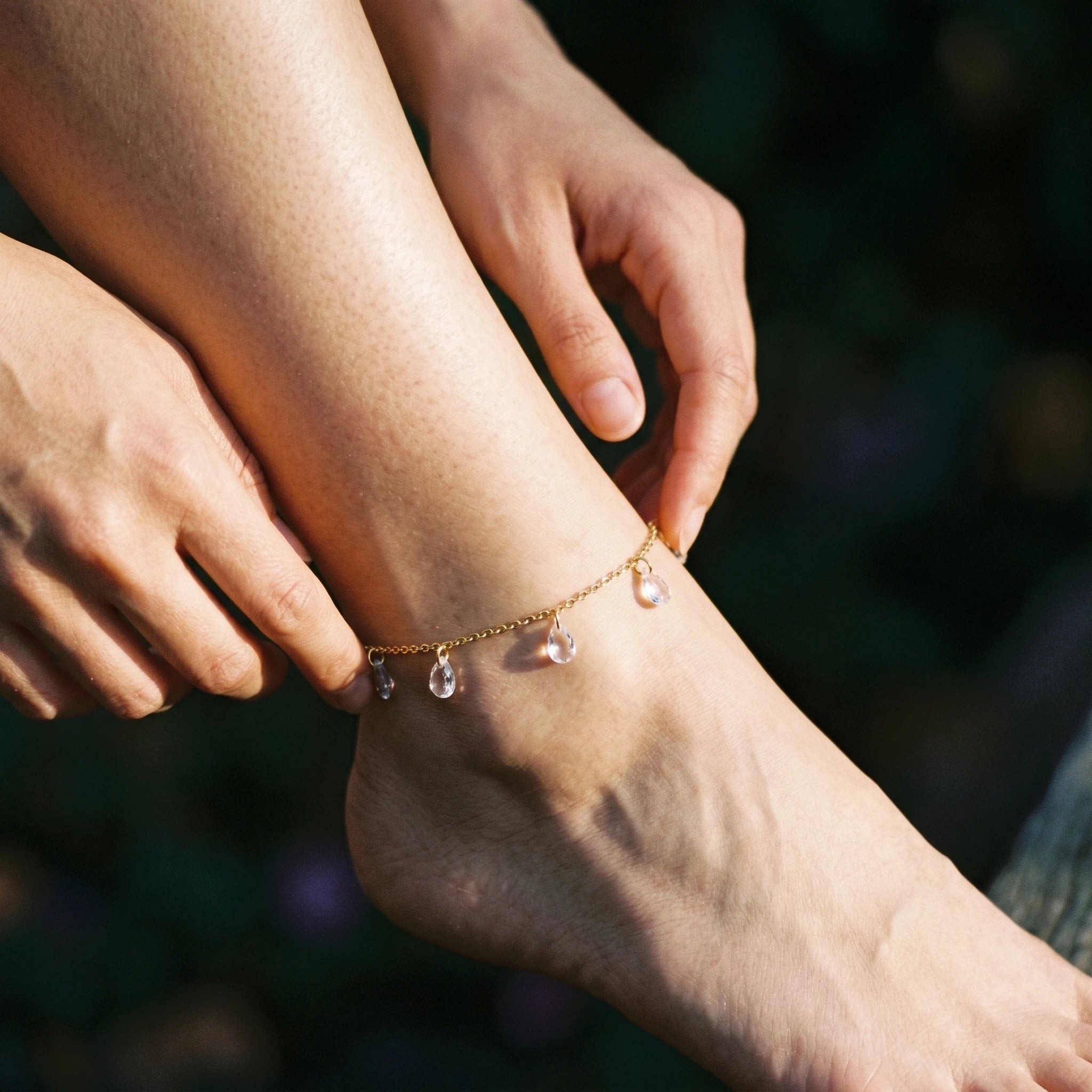 QIAOREN 11414 Tarnish Resistant Waterproof 18K Gold Plated Stainless Steel Teardrop CZ Charm Anklet