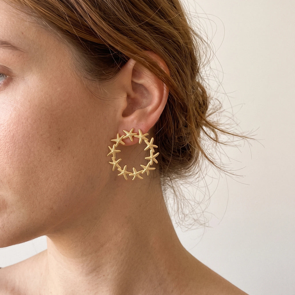 QIAOREN 14063 Starfish Wreath Circle Stud Earrings, Hollow Round Starfish Ring Ear Stud Jewelry Gift for Daily Fashion Outfits