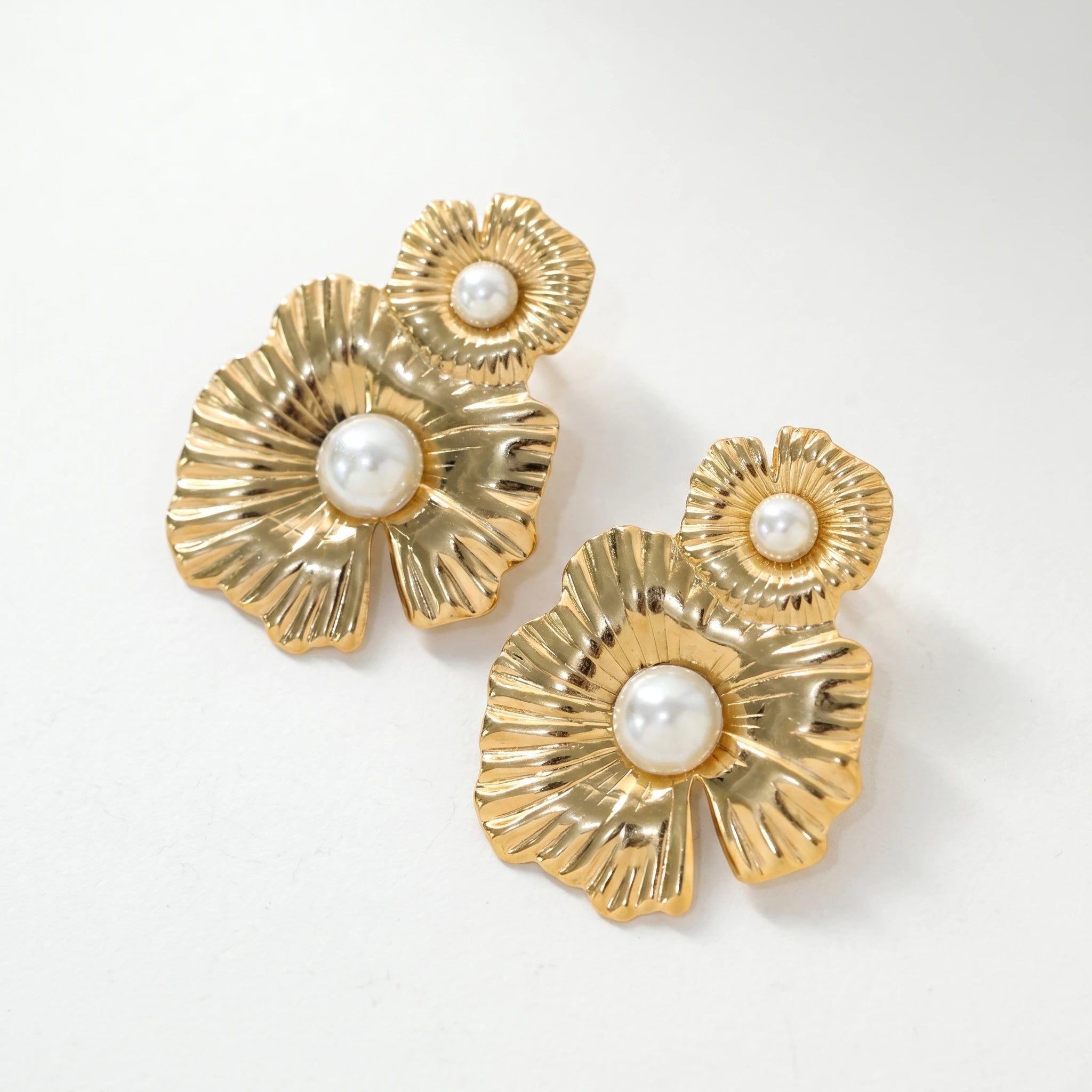 QIAOREN 12428 Elegant Quiet Luxury Fluted Petal Flower Pearl Drop Earrings Gold Stainless Steel 3D Botanical Statement Jewelry