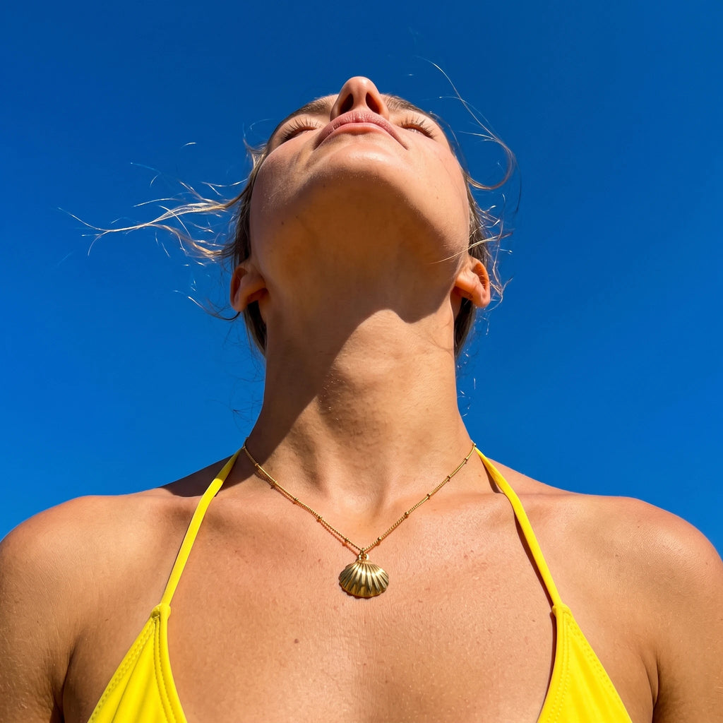 QIAOREN 13552 Stainless Steel Shell Necklace Gold Seashell Pendant Beaded Chain Summer Beach Jewelry Women Fashion Accessories
