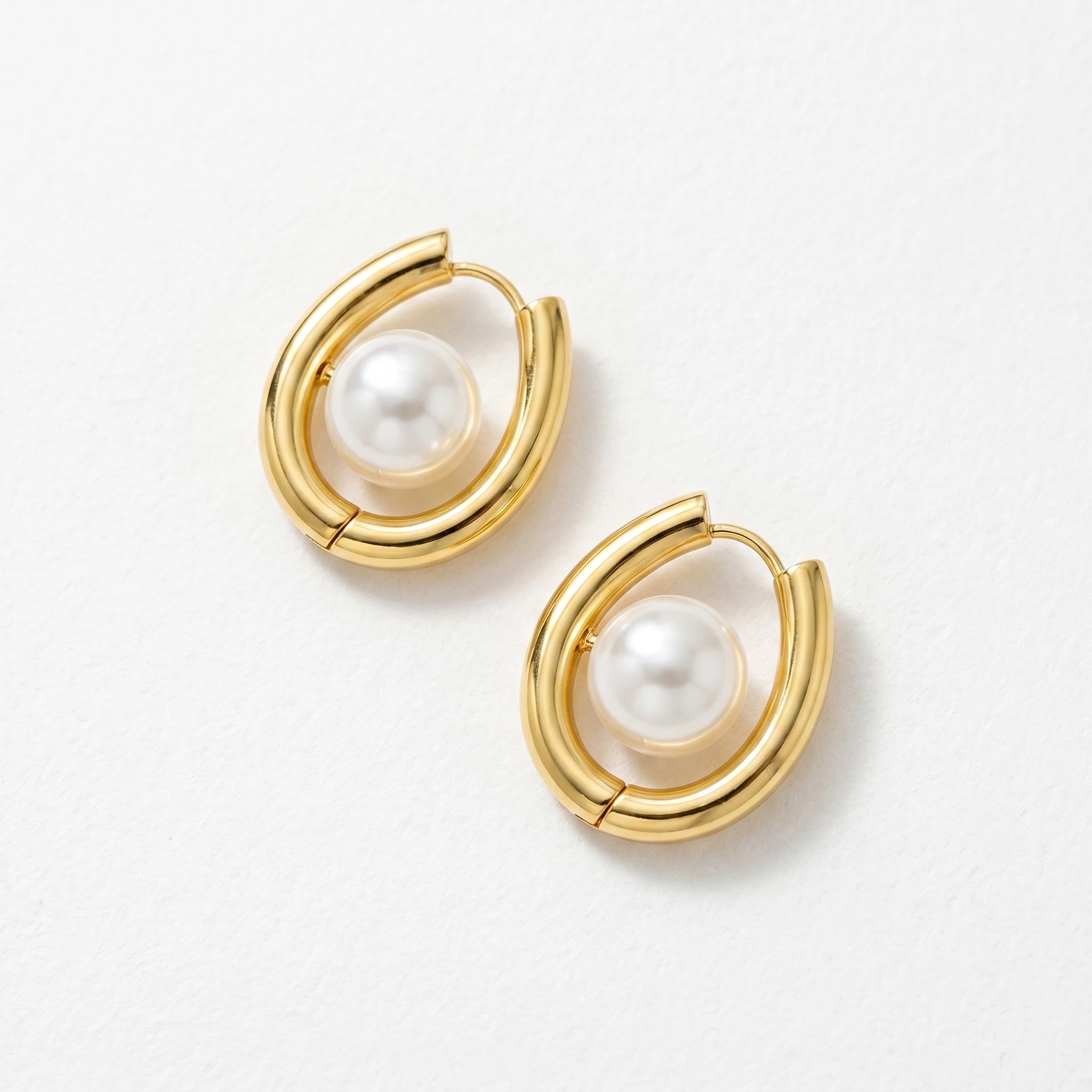 QIAOREN 12531 Modern Pearl U Hoop Earrings Gold Stainless Steel Centered Pearl Bold Horseshoe Hoops Women US EU
