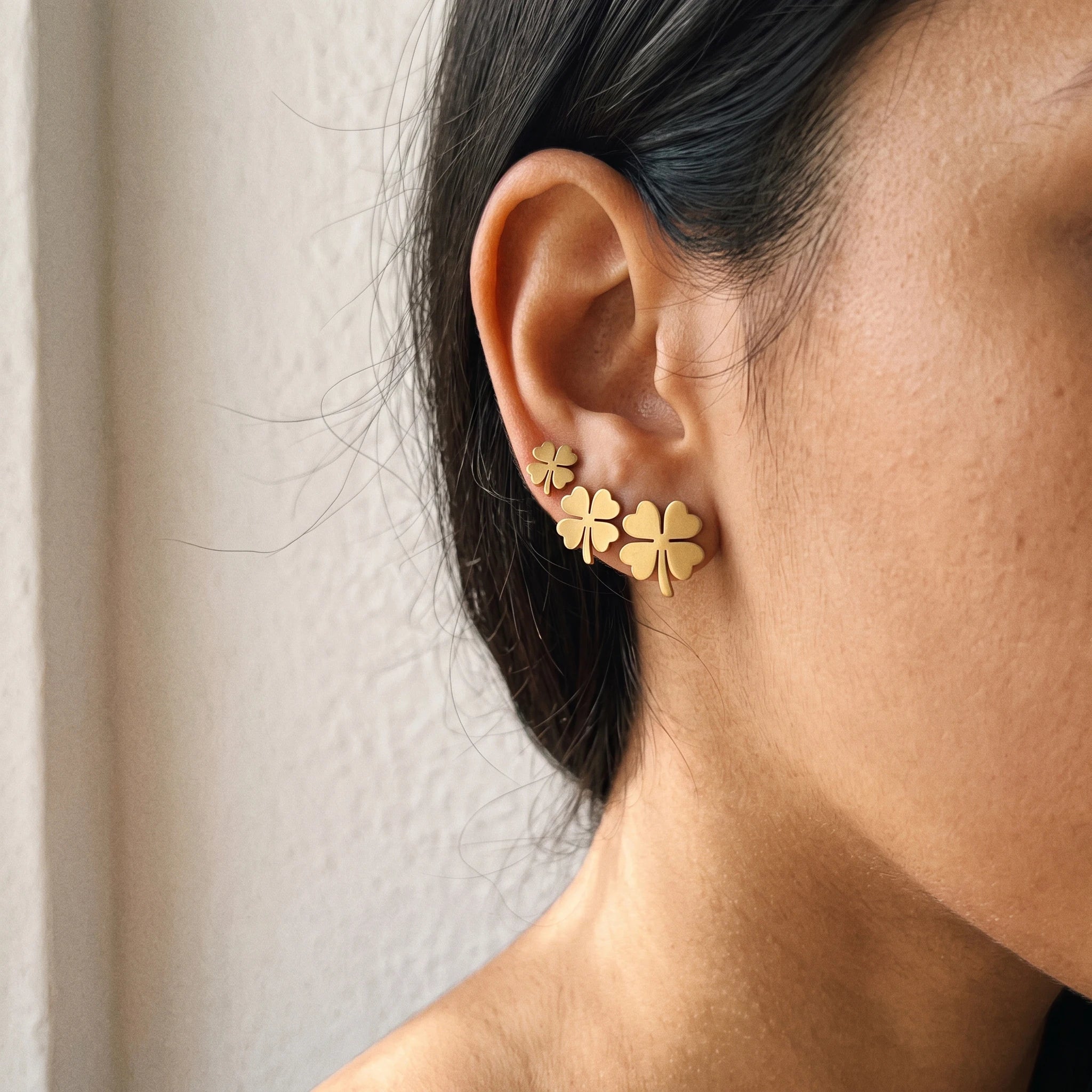 QIAOREN 14496 3 Pcs  Stainless Steel Clover Stud Earrings Set, Gold Multi Size Clover Tiny Ear Stud Lucky Earrings Jewelry Gift