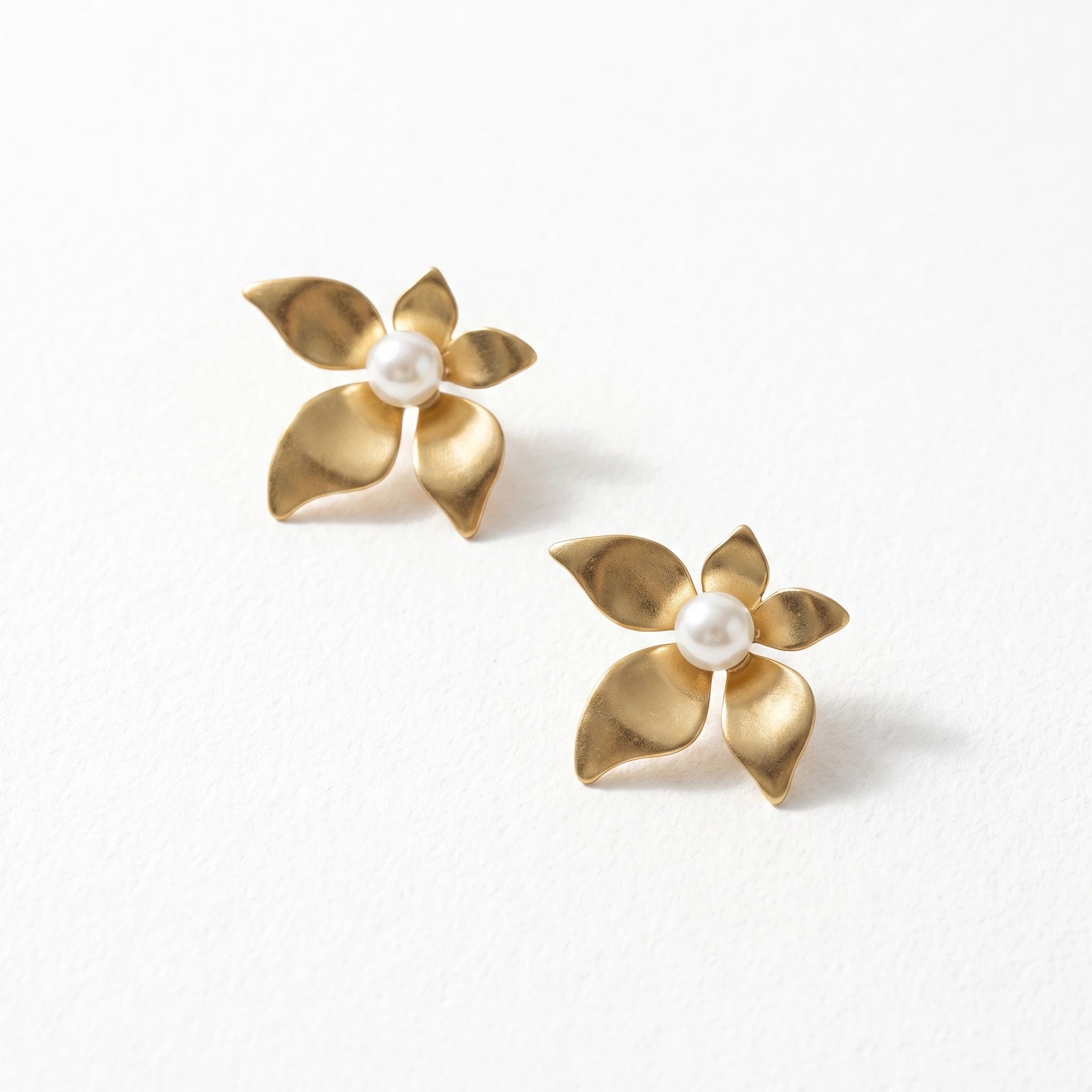 QIAOREN 13999 Matte Gold Five Petal Flower Stud Earrings with Central Round Pearl Inlay, Floral Pearl Ear Stud Jewelry Gift