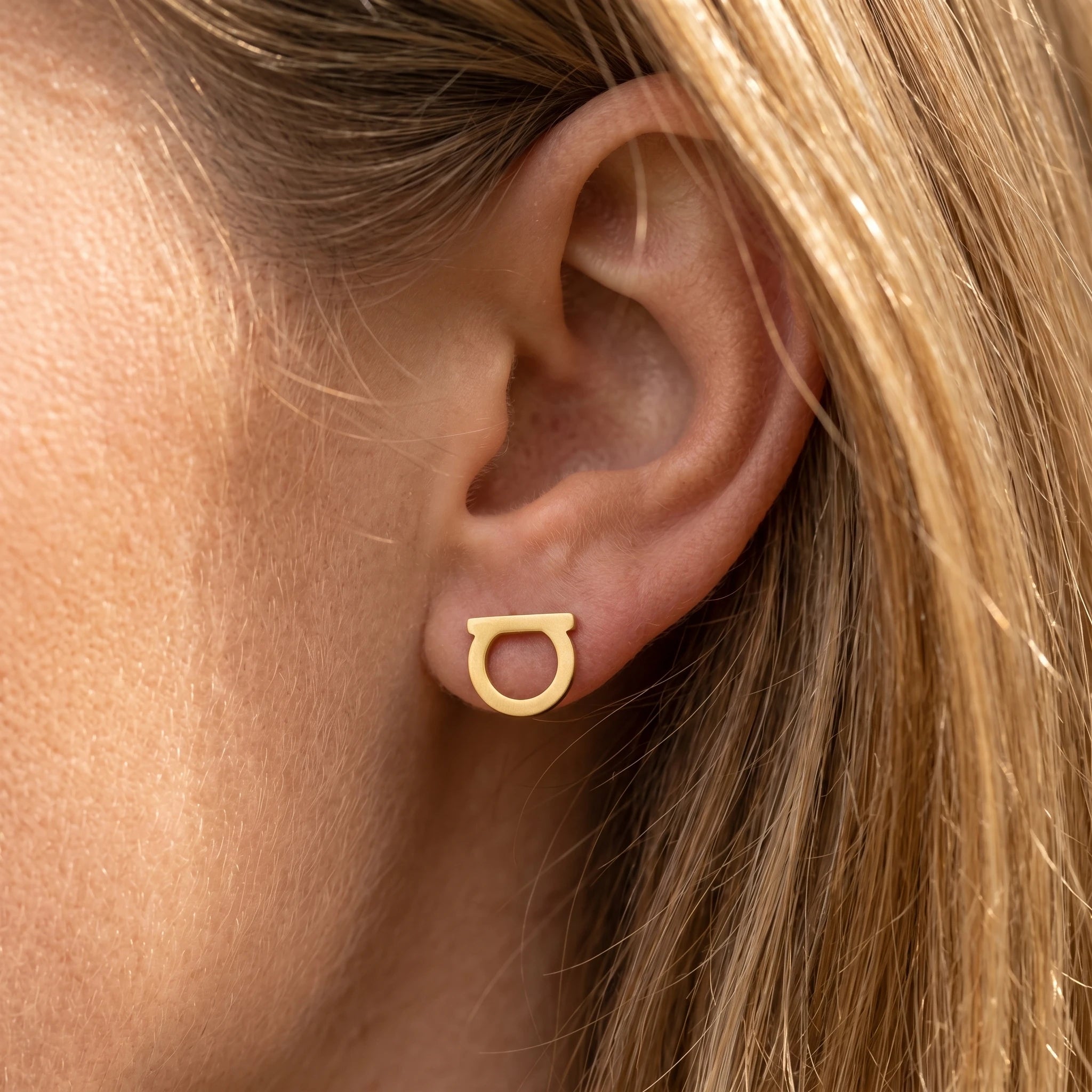QIAOREN 10637 Anti Tarnish Stainless Steel D Shape Stud Earrings Gold Plated for Women