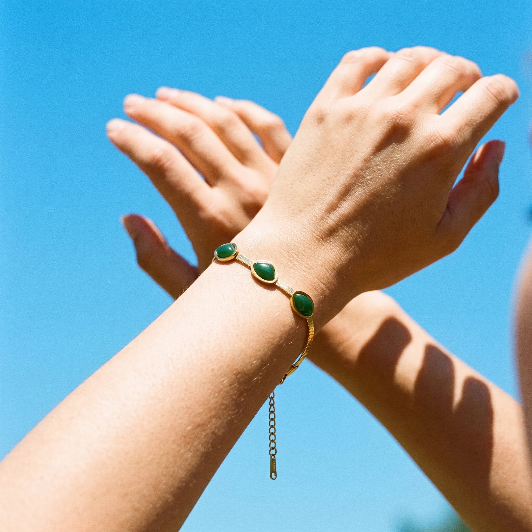 QIAOREN 13354 Gold Plated Stainless Steel Green Stone Herringbone Bracelet Minimalist Dainty Jewelry for Women