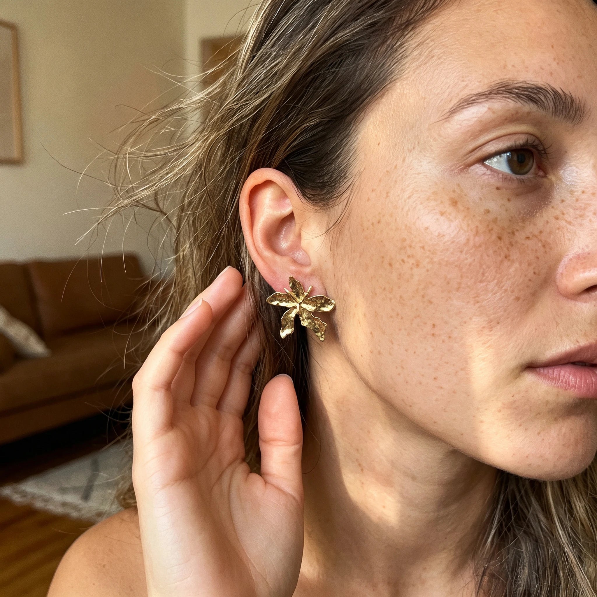 QIAOREN 14550 Hammered 3D Flower Stud Earrings, Textured Sculptural Gold Floral Earrings, Hypoallergenic Jewelry Gift
