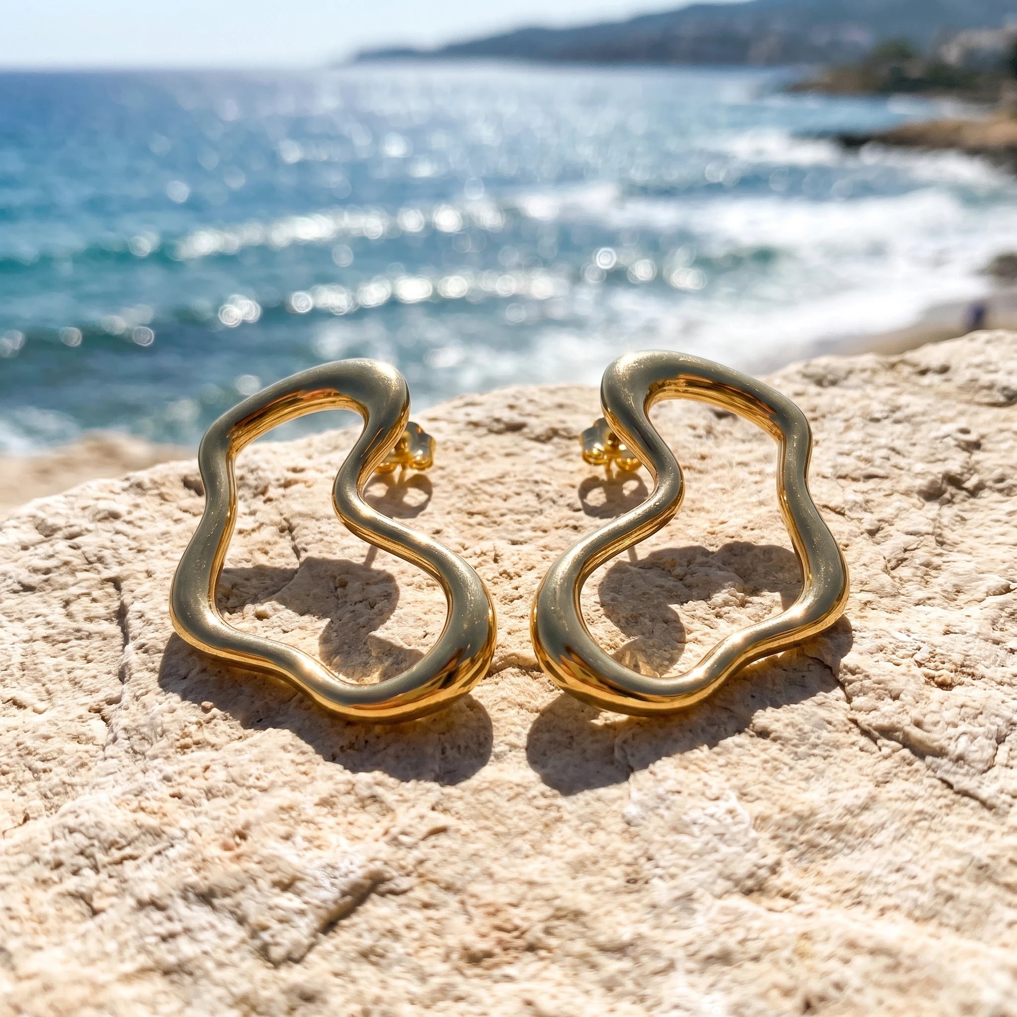 QIAOREN 14549 Irregular Wavy Open Hoop Earrings, Abstract Organic Curved Hollow Gold Plated Geometric Stud Earrings