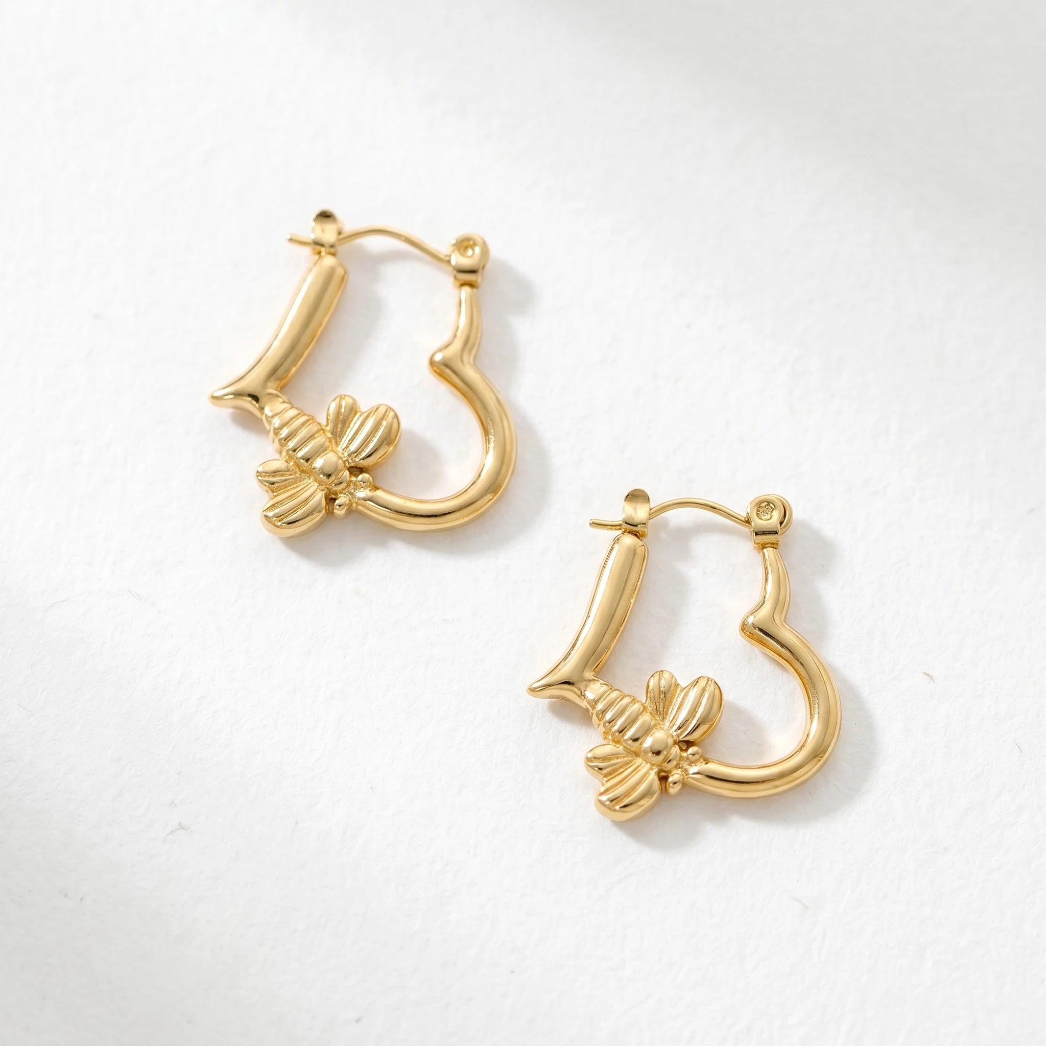 QIAOREN 12541 Sweet Bee Charm Hollow Heart Huggie Hoops Stainless Steel 18K Gold Plated Trendy Click Earrings Daily Outfit