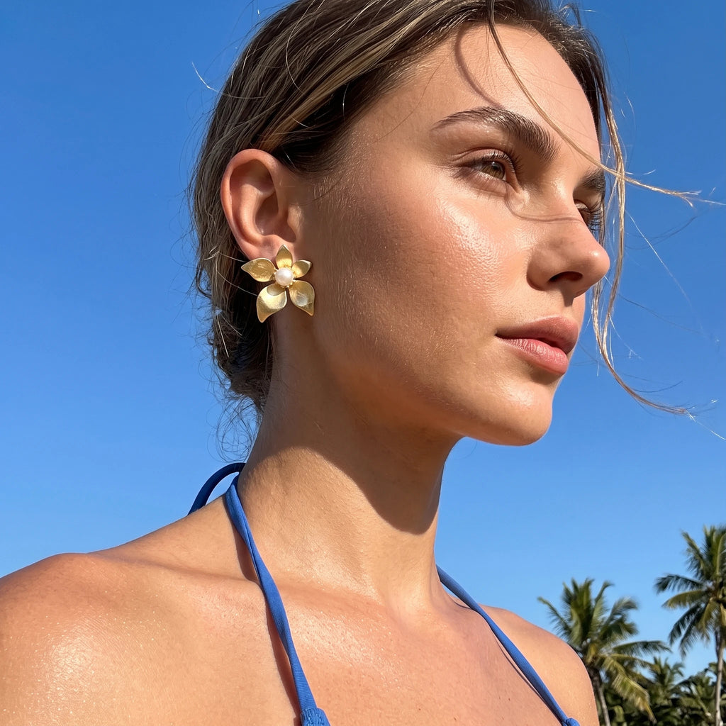 QIAOREN 13999 Matte Gold Five Petal Flower Stud Earrings with Central Round Pearl Inlay, Floral Pearl Ear Stud Jewelry Gift