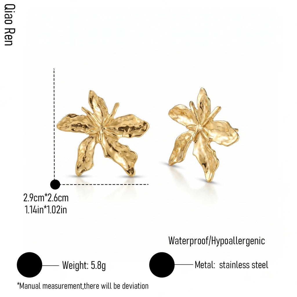 QIAOREN 14550 Hammered 3D Flower Stud Earrings, Textured Sculptural Gold Floral Earrings, Hypoallergenic Jewelry Gift