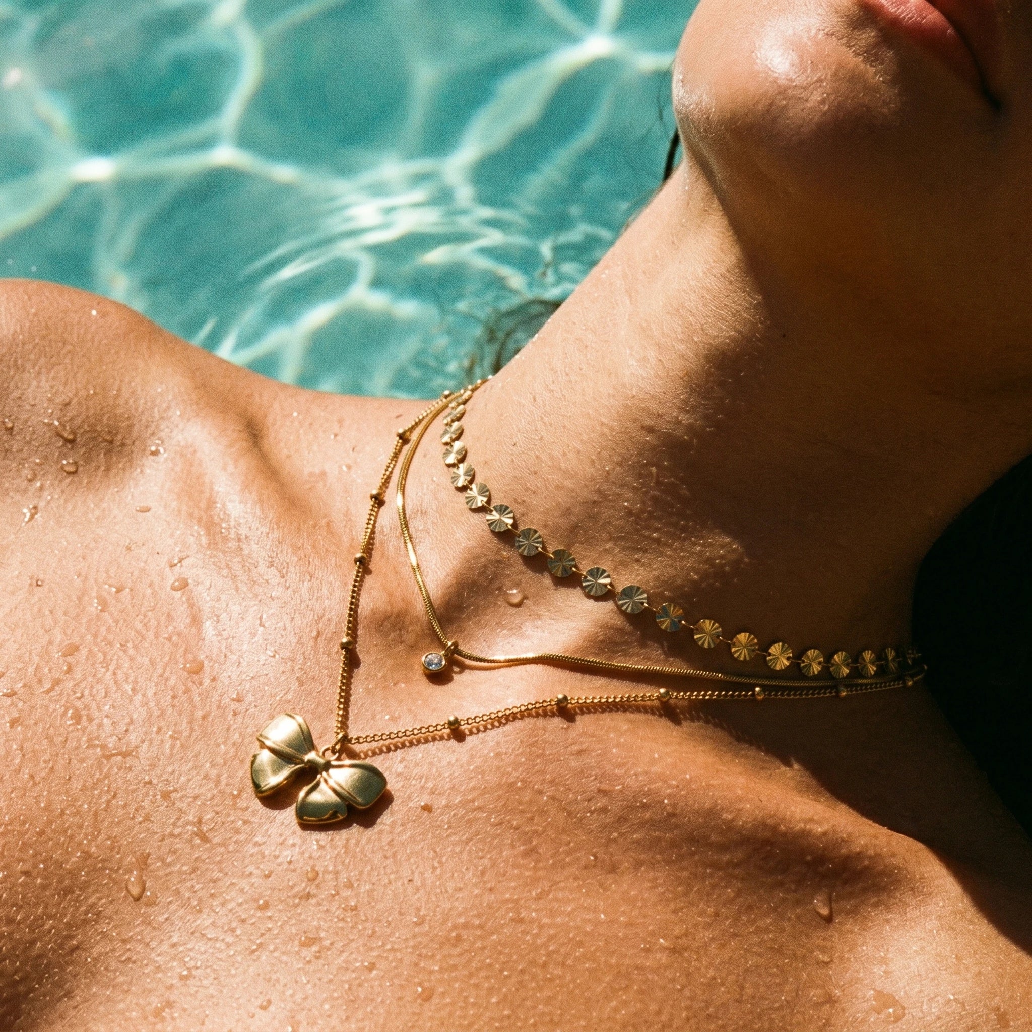 QIAOREN 12139 Ins Dainty Three Layer Stainless Steel Choker Gold Bow Charm Round Zircon & Textured Disc Chain Ladies Accessory