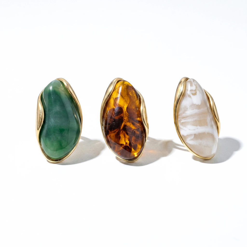 QIAOREN 11307 Hypoallergenic Tarnish Resistant 18K Gold Plated Stainless Steel Irregular Pebble Resin Cocktail Ring