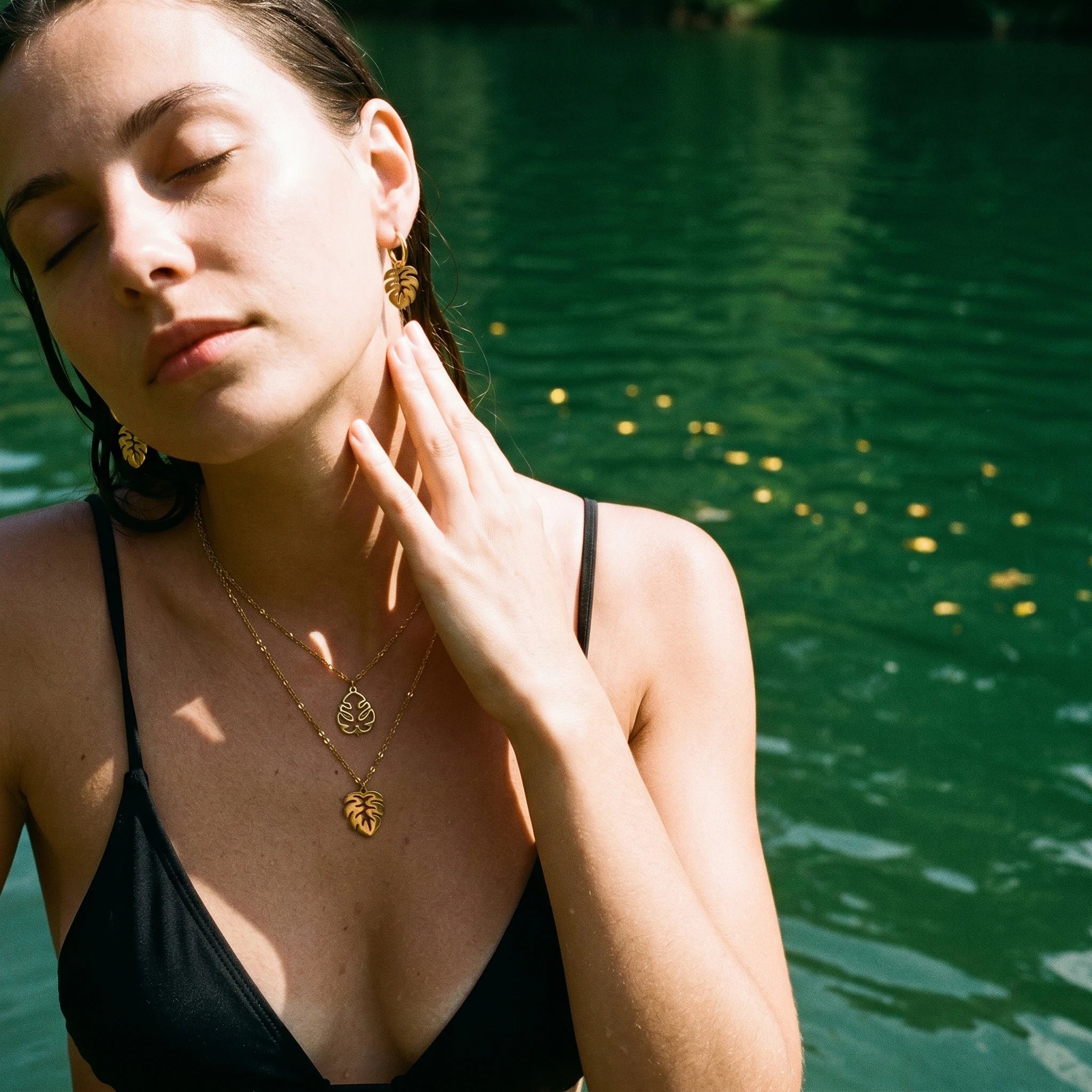 QIAOREN 11894 Waterproof Hollow Monstera Leaf Jewelry Set 18K Gold Stainless Steel 3Pcs Beach-Friendly All-Day Wear Jewelry