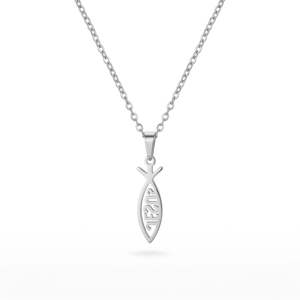 QIAOREN 11681 Boho Beach Fish Necklace 18K Gold Stainless Steel Cutout Letters Vacation Jewelry