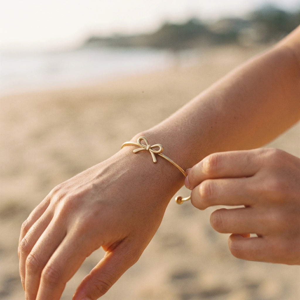 QIAOREN 11009 Cute Ribbon Bow Gold Bangle Stainless Steel Adjustable Bracelet for Summer Beach Vacation Style